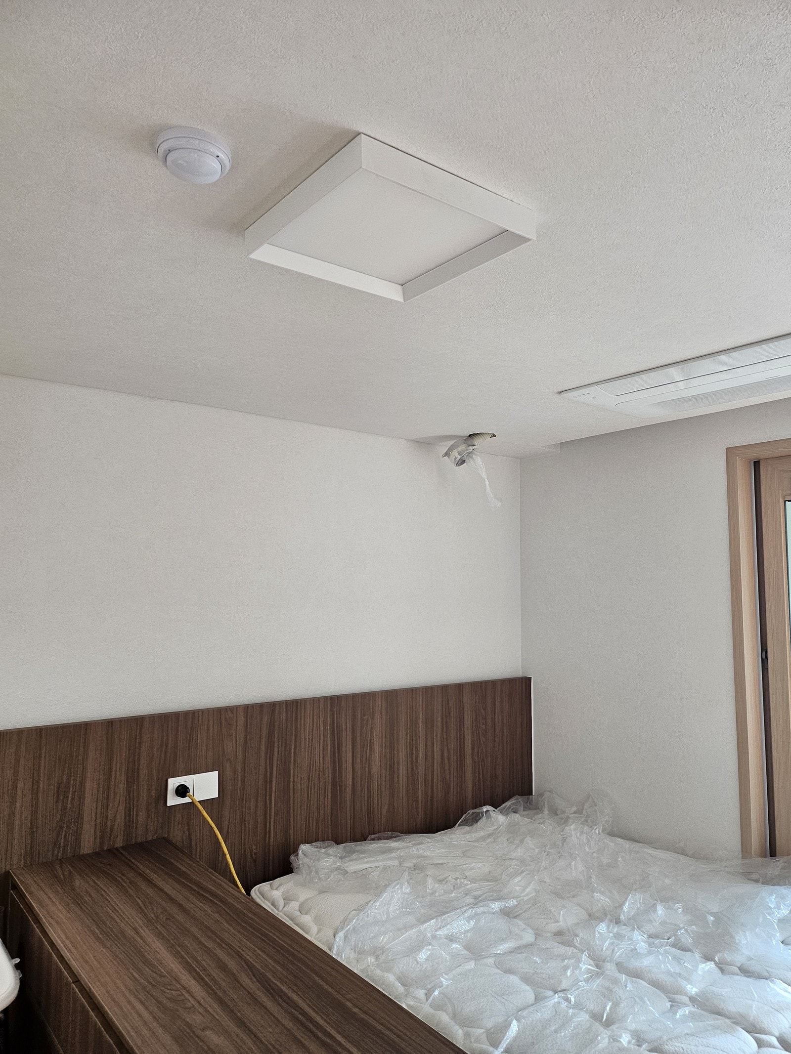 서울 강남구 전열교환기 청소 전 침실 매트리스와 천장 급기구 비닐 보양