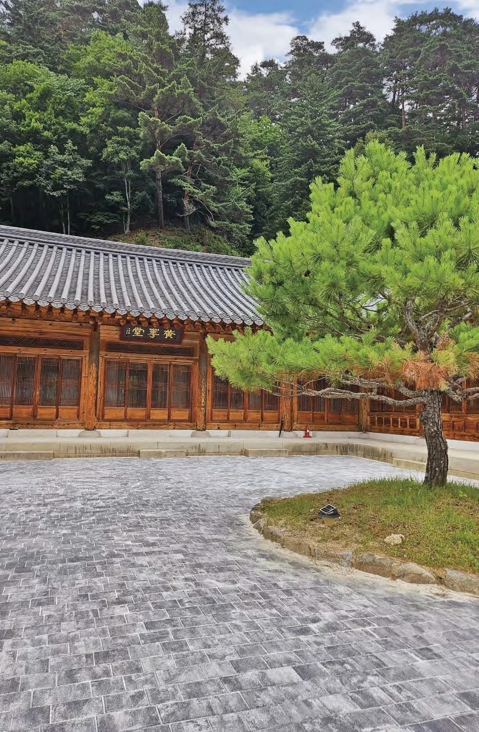 오대산 월정사 전각 앞 보행 동선