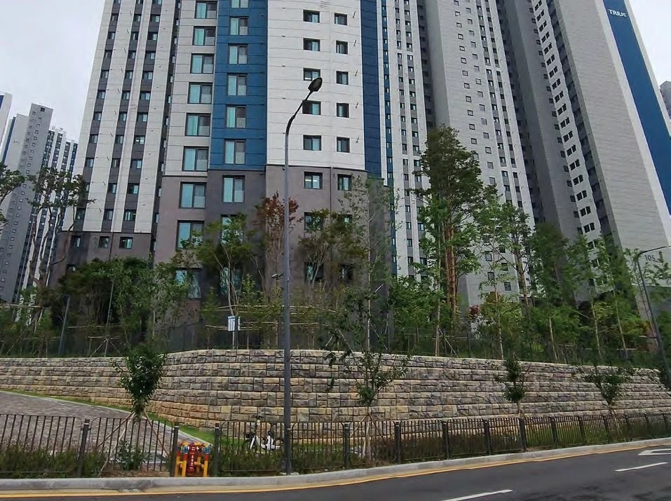 포스코 더샵 센트럴 2단지 도로변 옹벽 구간