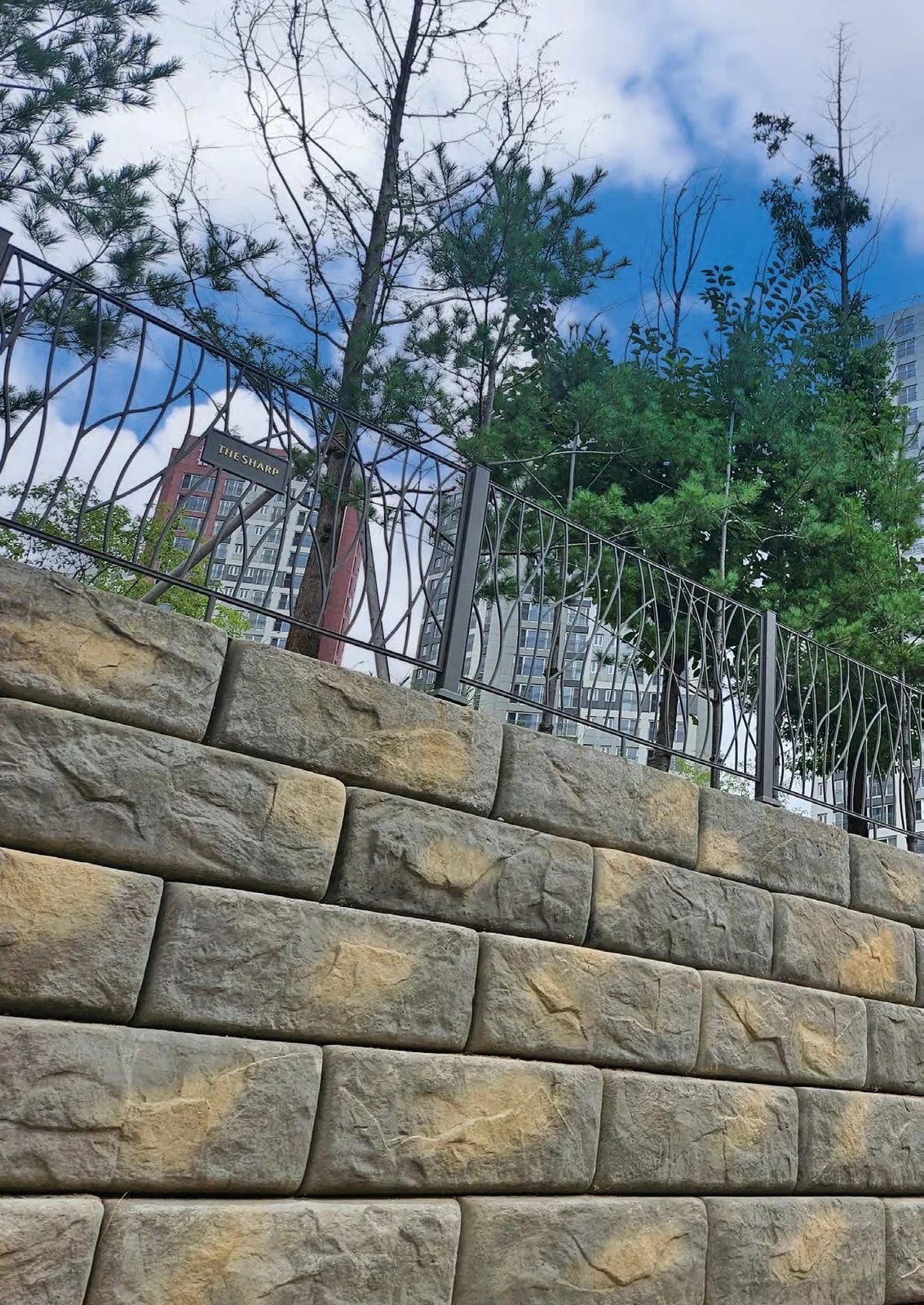 인제 원통체육공원 그랜드락 표면 — 자연석 질감