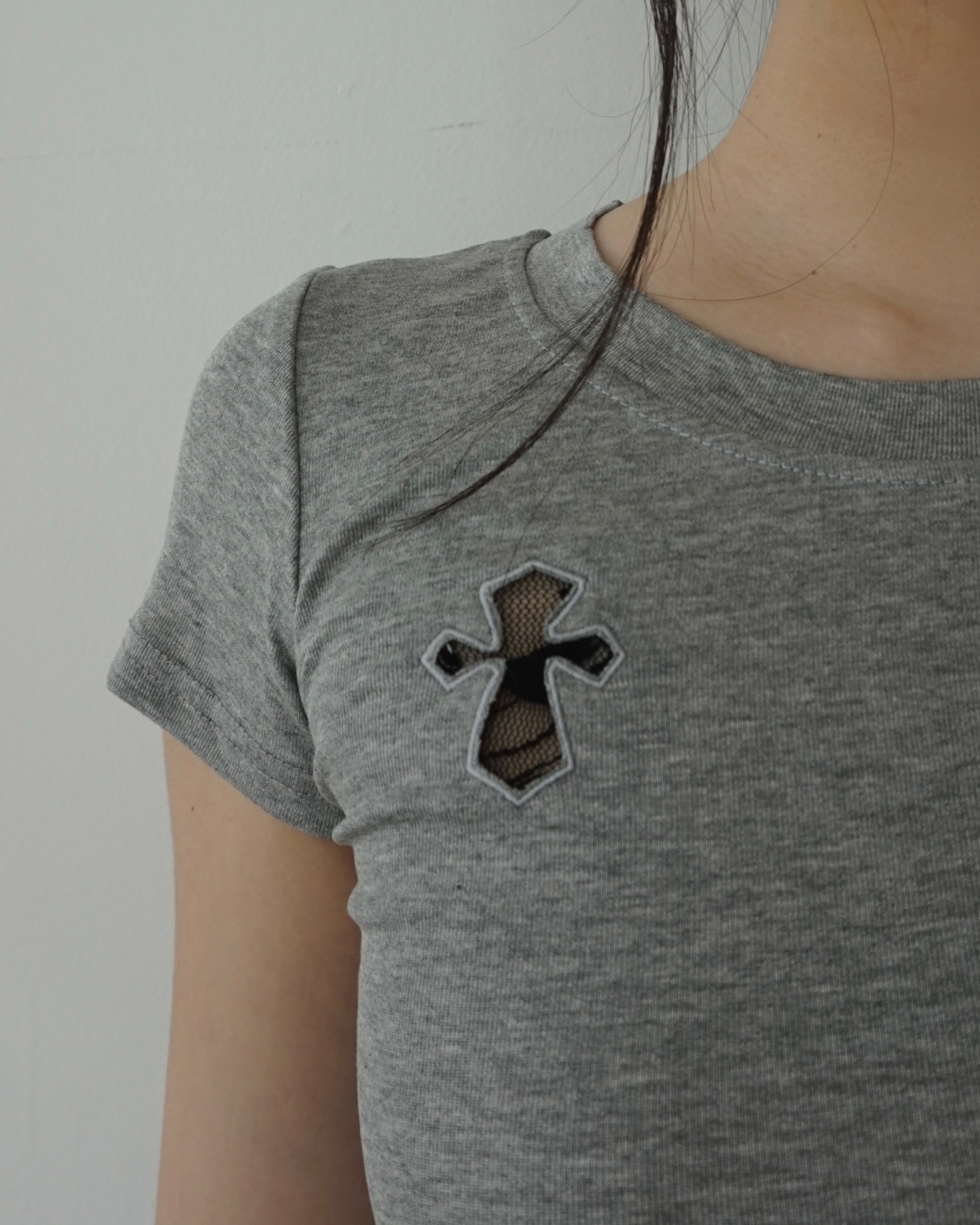 Cross lace T