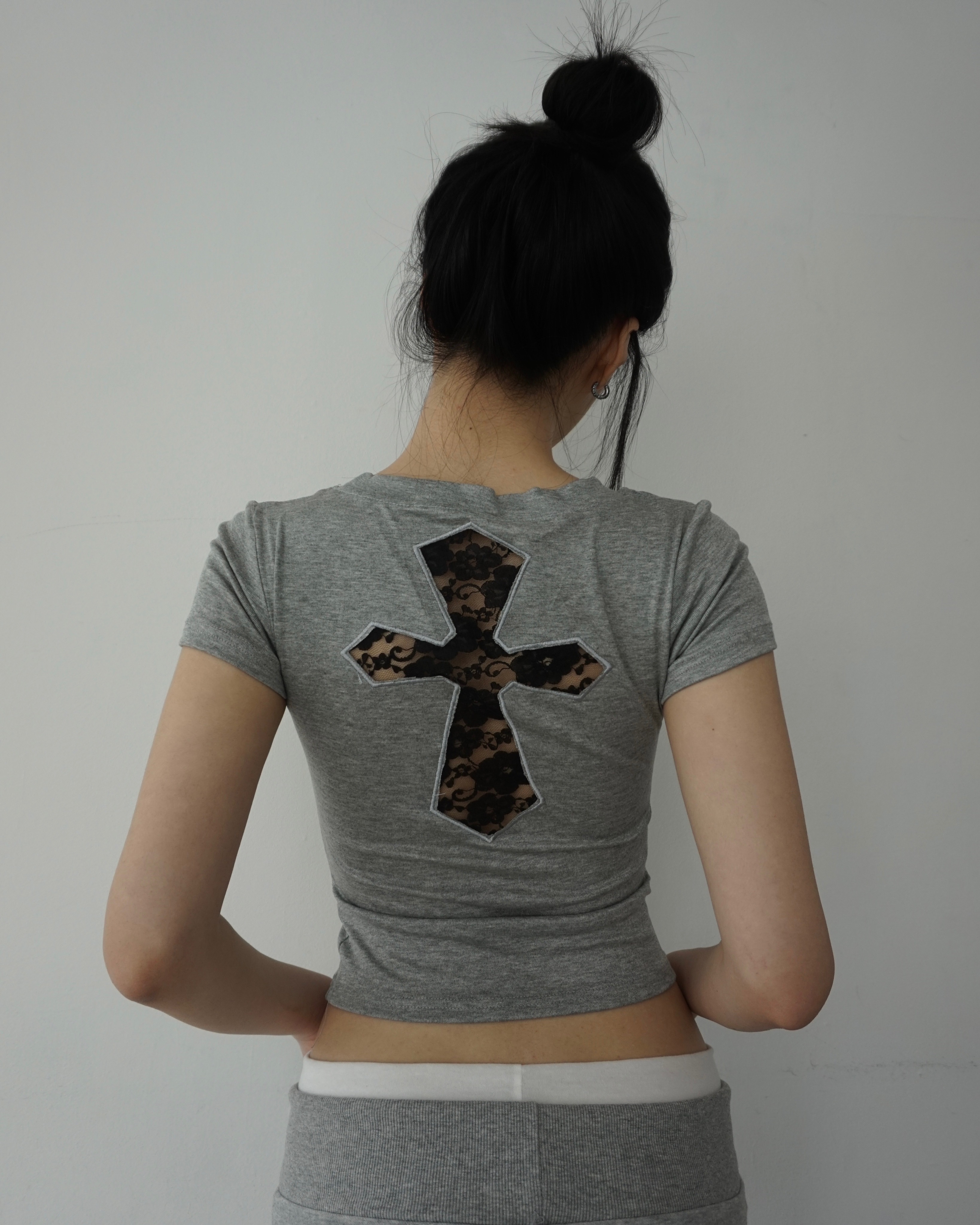Cross lace T