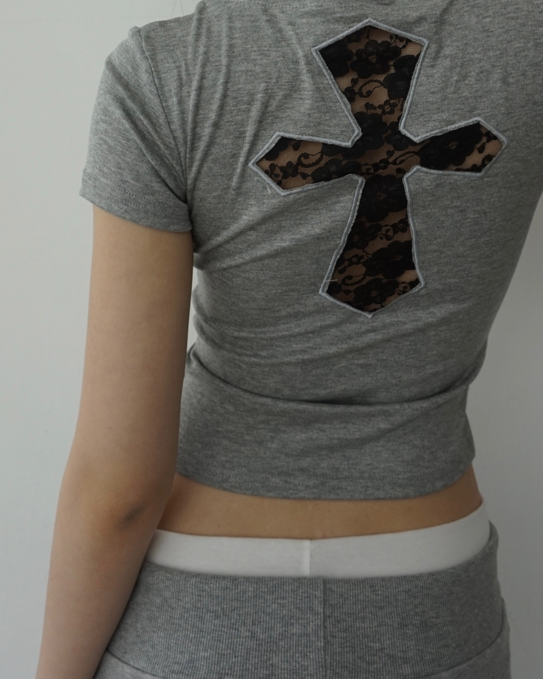 Cross lace T