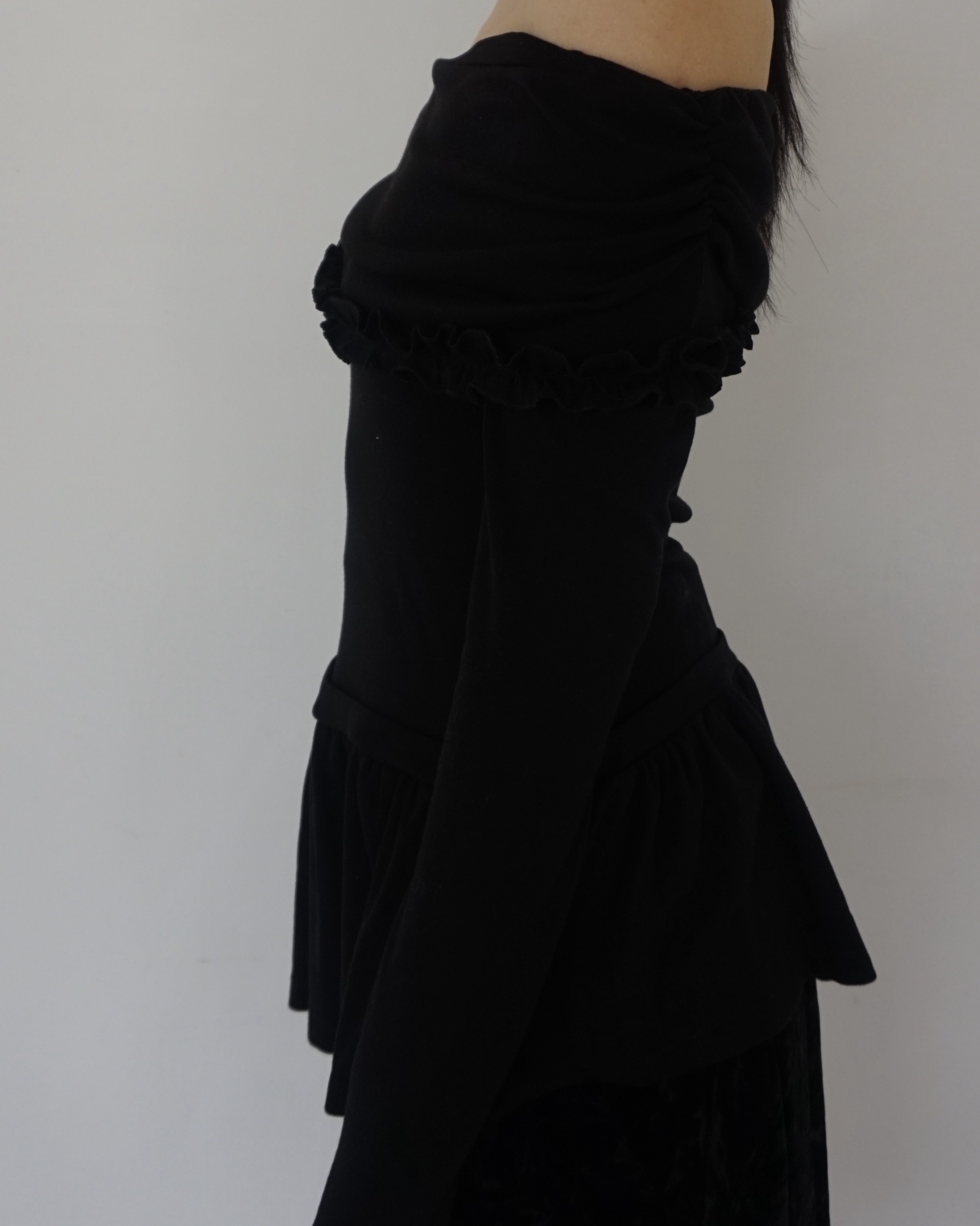 Frill off-shoulder T