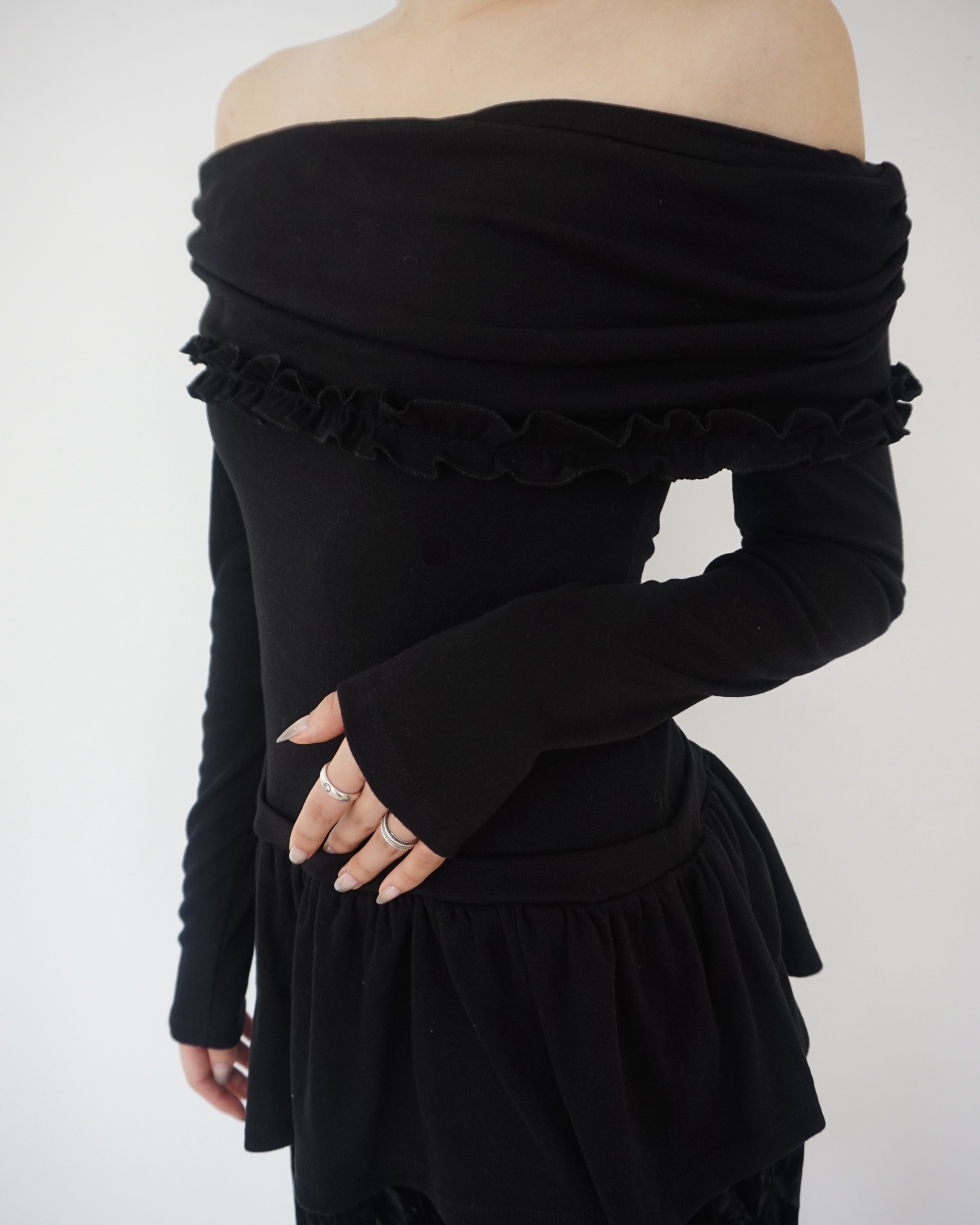 Frill off-shoulder T