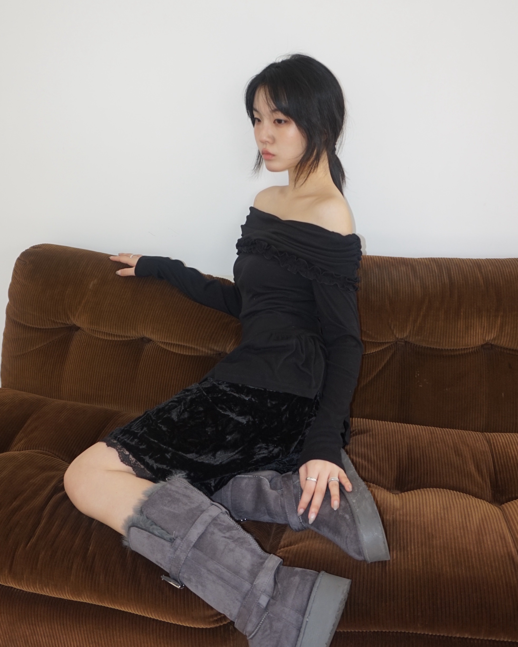 Frill off-shoulder T