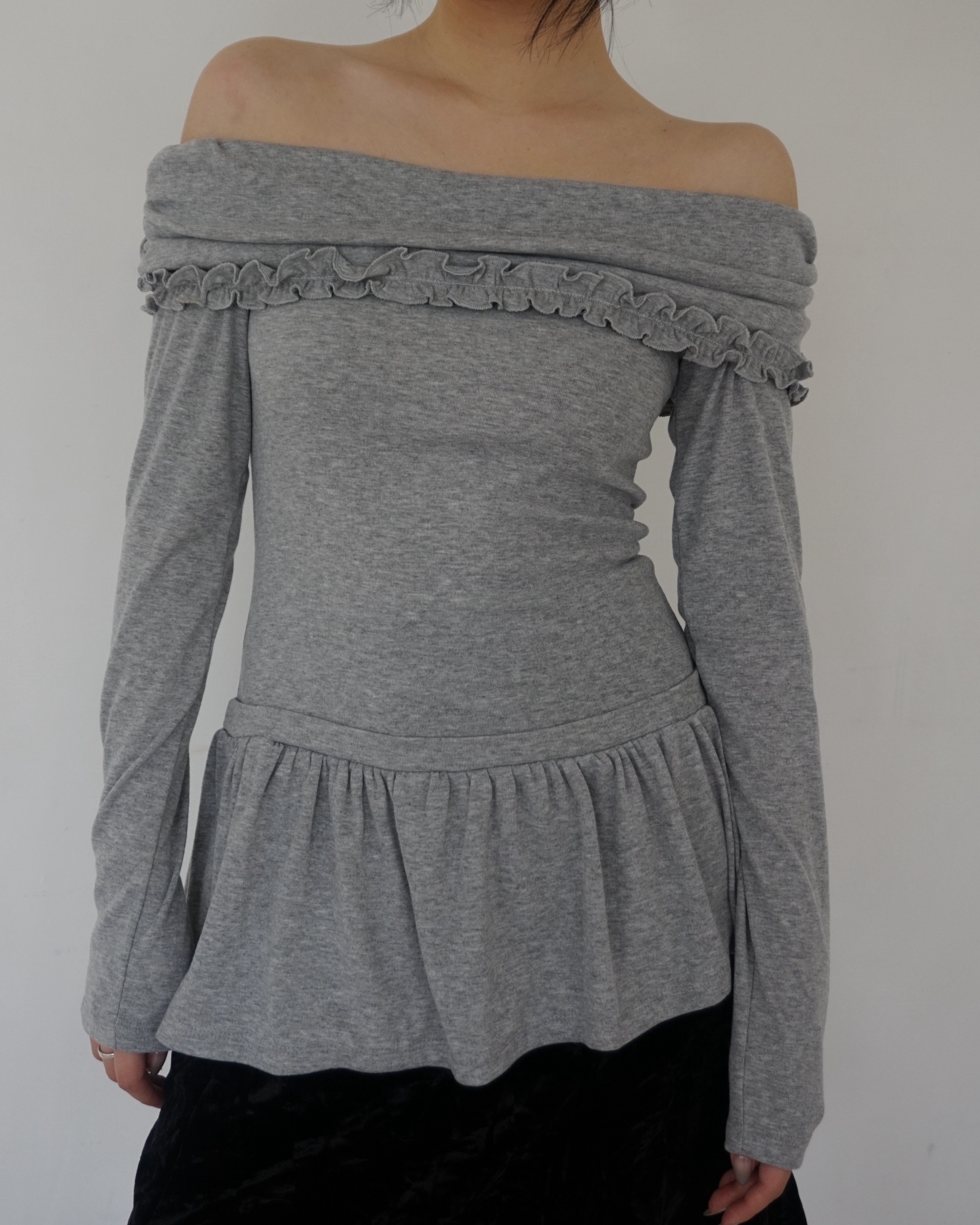 Frill off-shoulder T