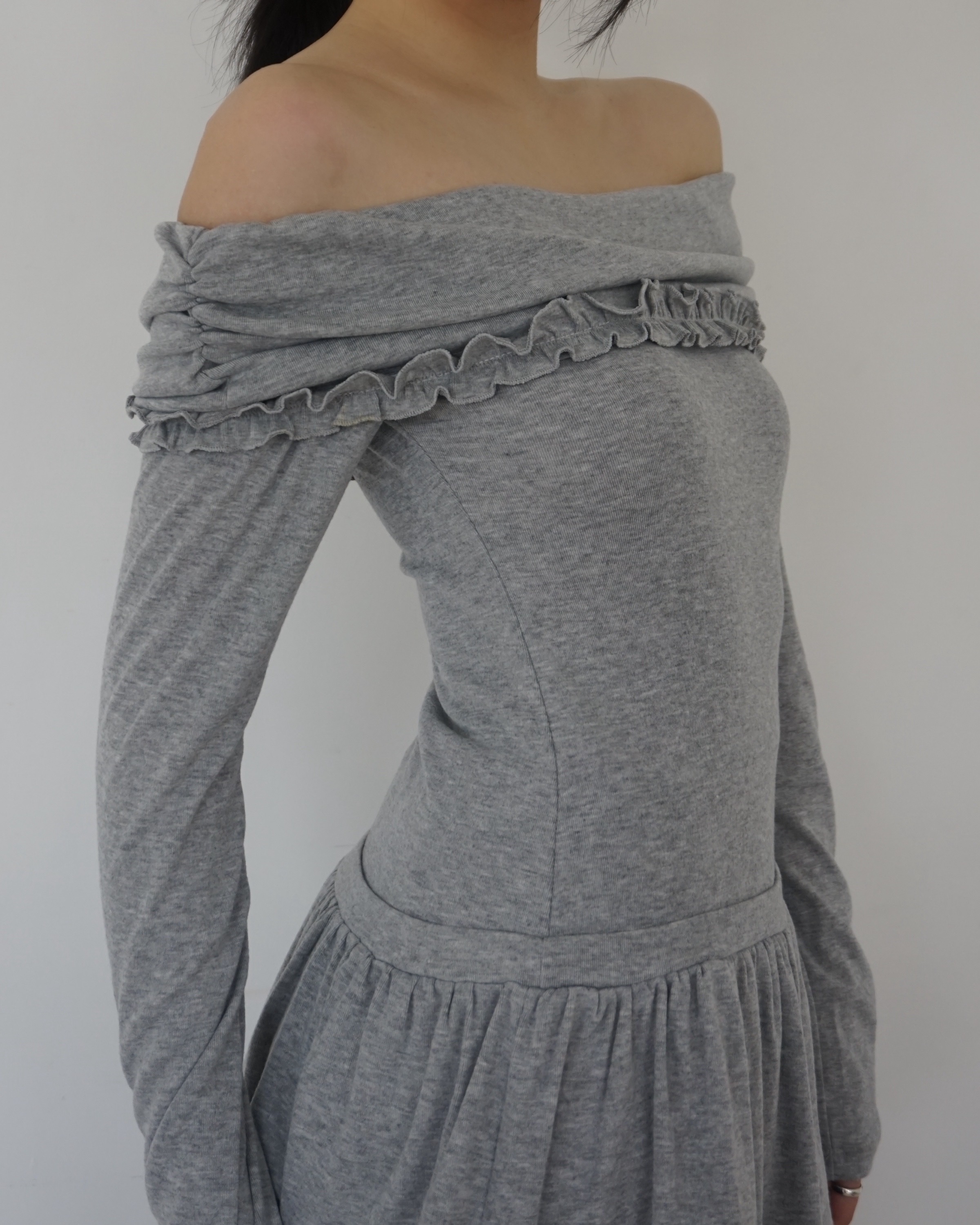 Frill off-shoulder T