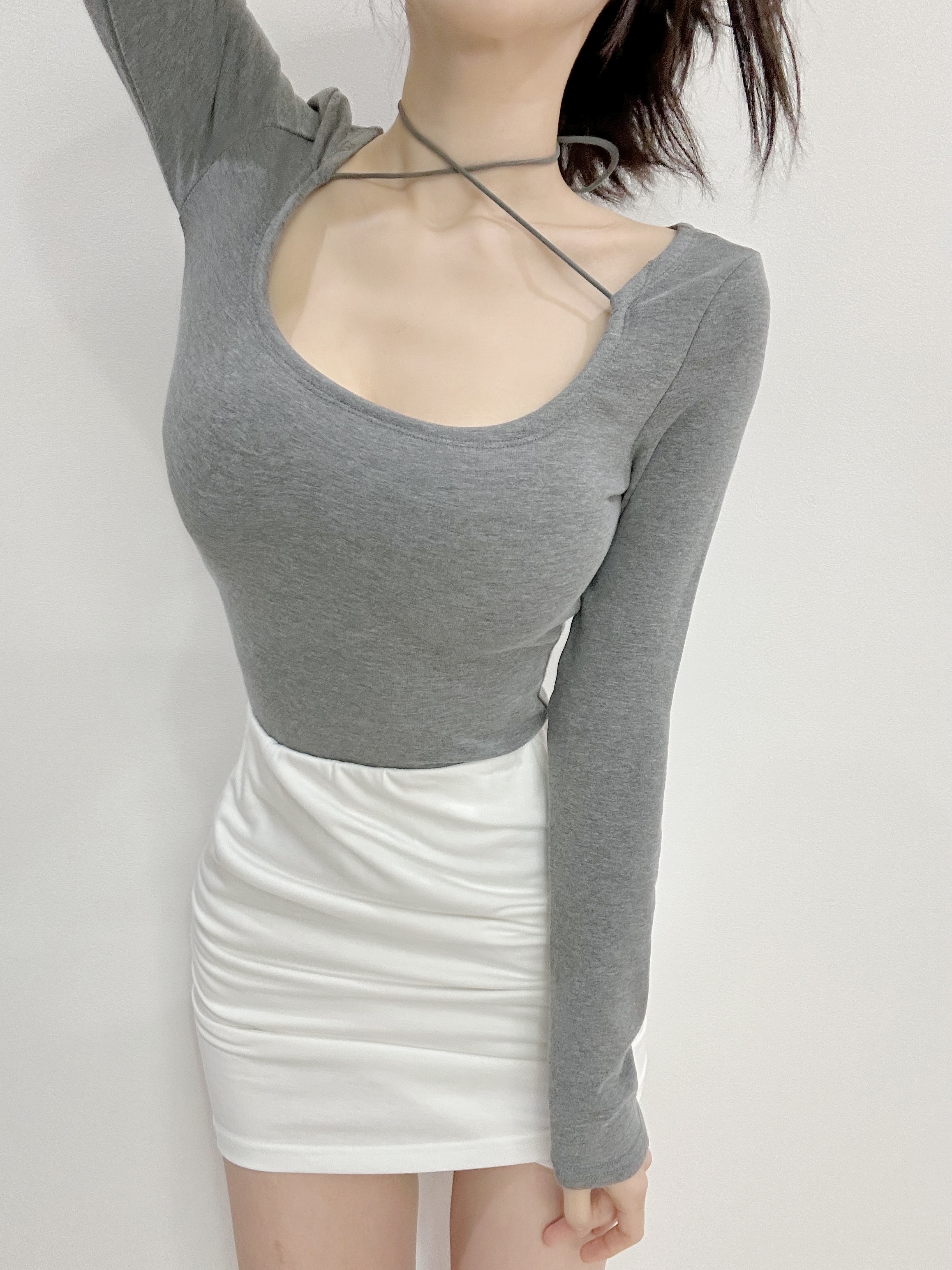 뮤트 리본 딥 유넥 기모 슬림 티셔츠