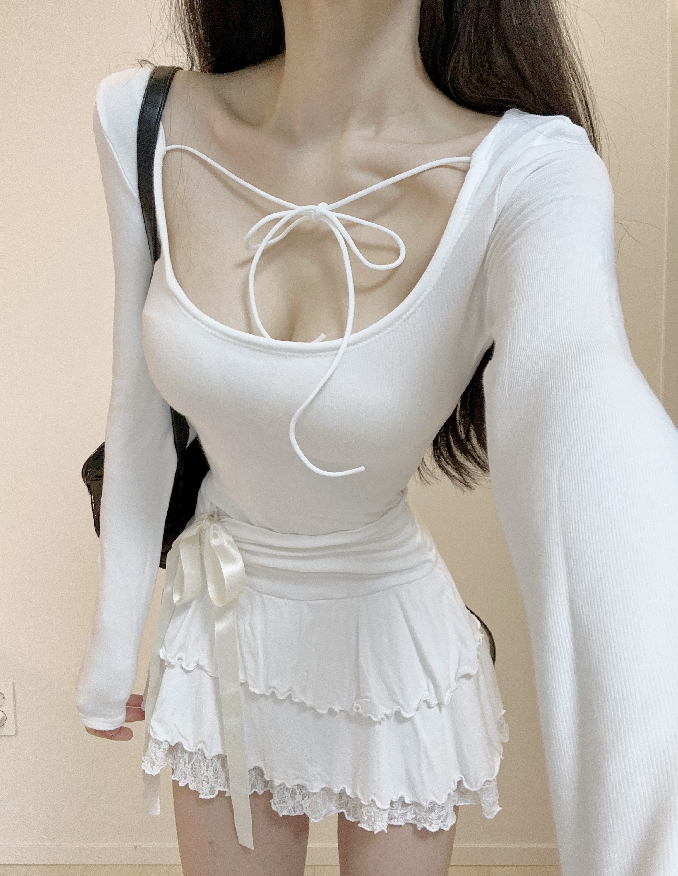 뮤트 리본 딥 유넥 기모 슬림 티셔츠