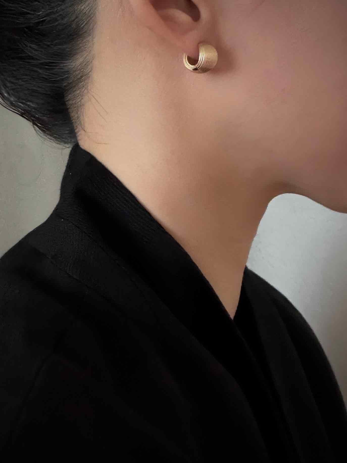 REEDED LINE COIL EARRING