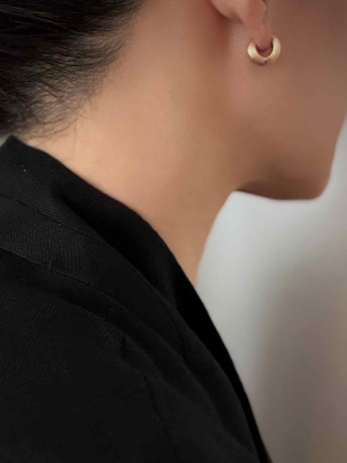 REEDED LINE COIL EARRING