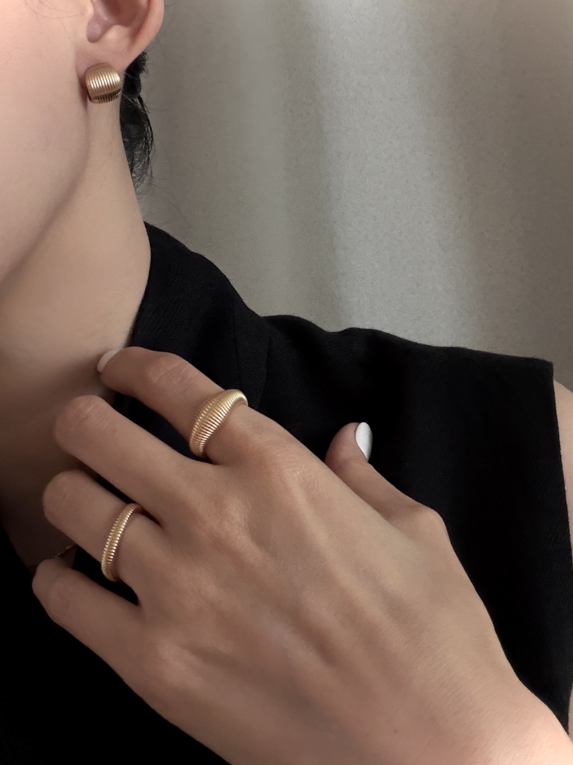 REEDED LINE COIL EARRING