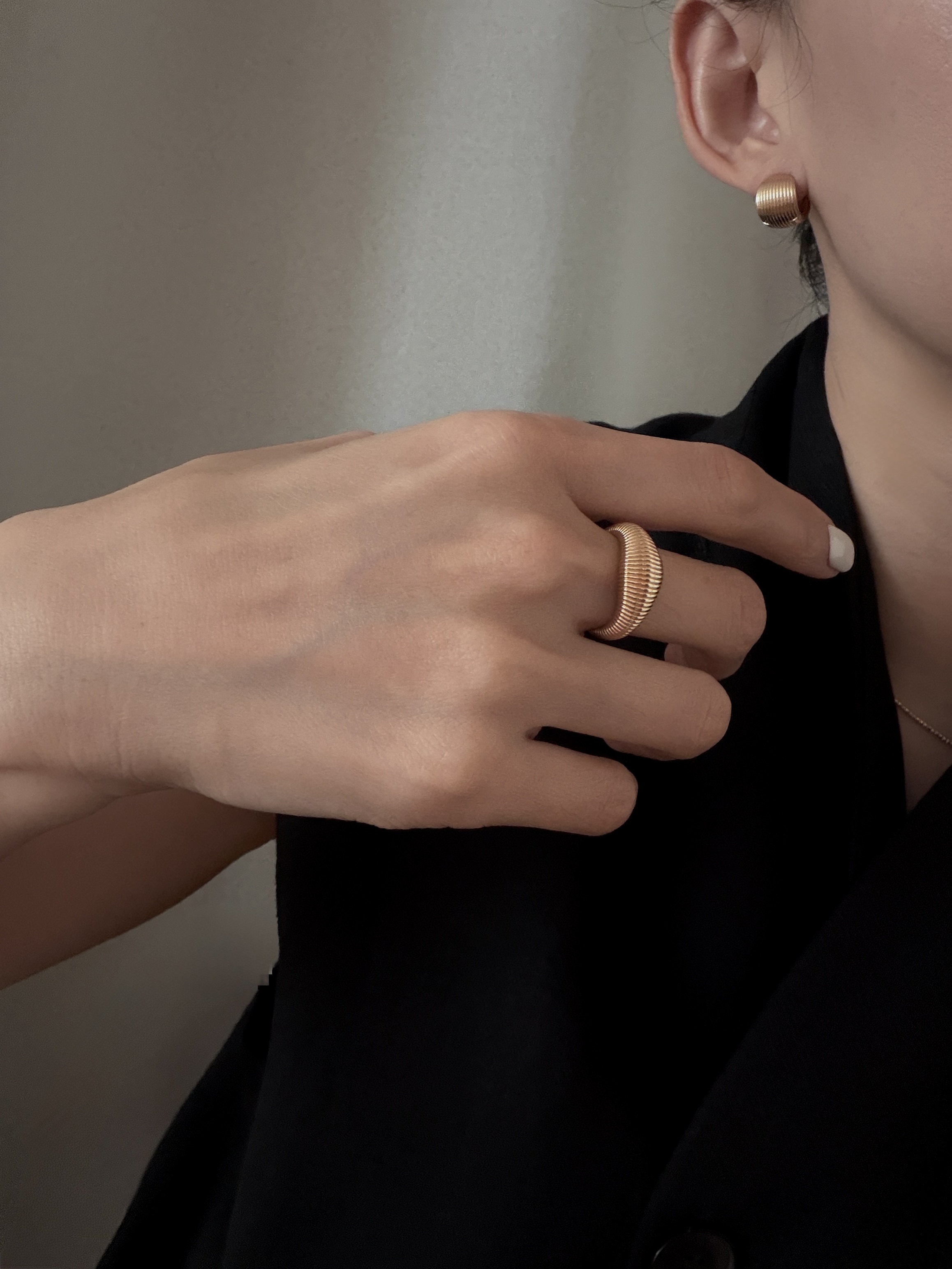 REEDED LINE COIL EARRING