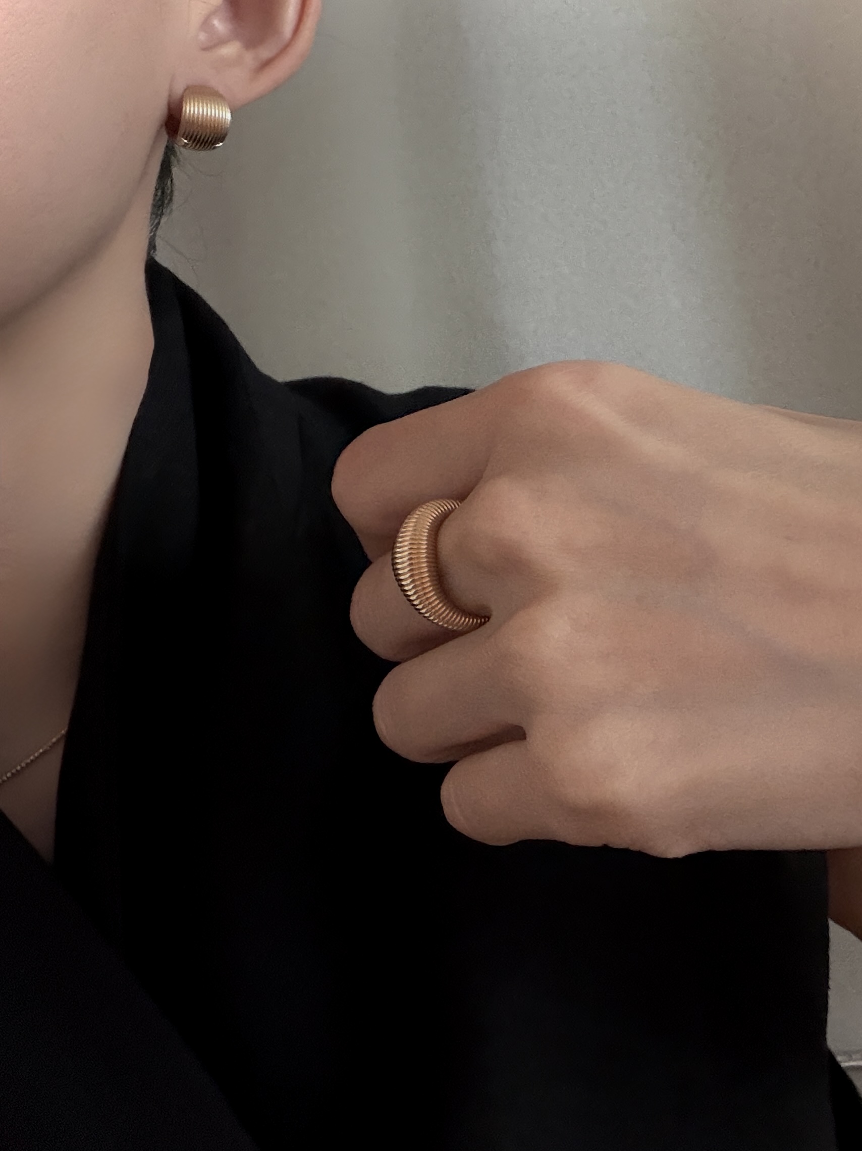 REEDED LINE COIL EARRING
