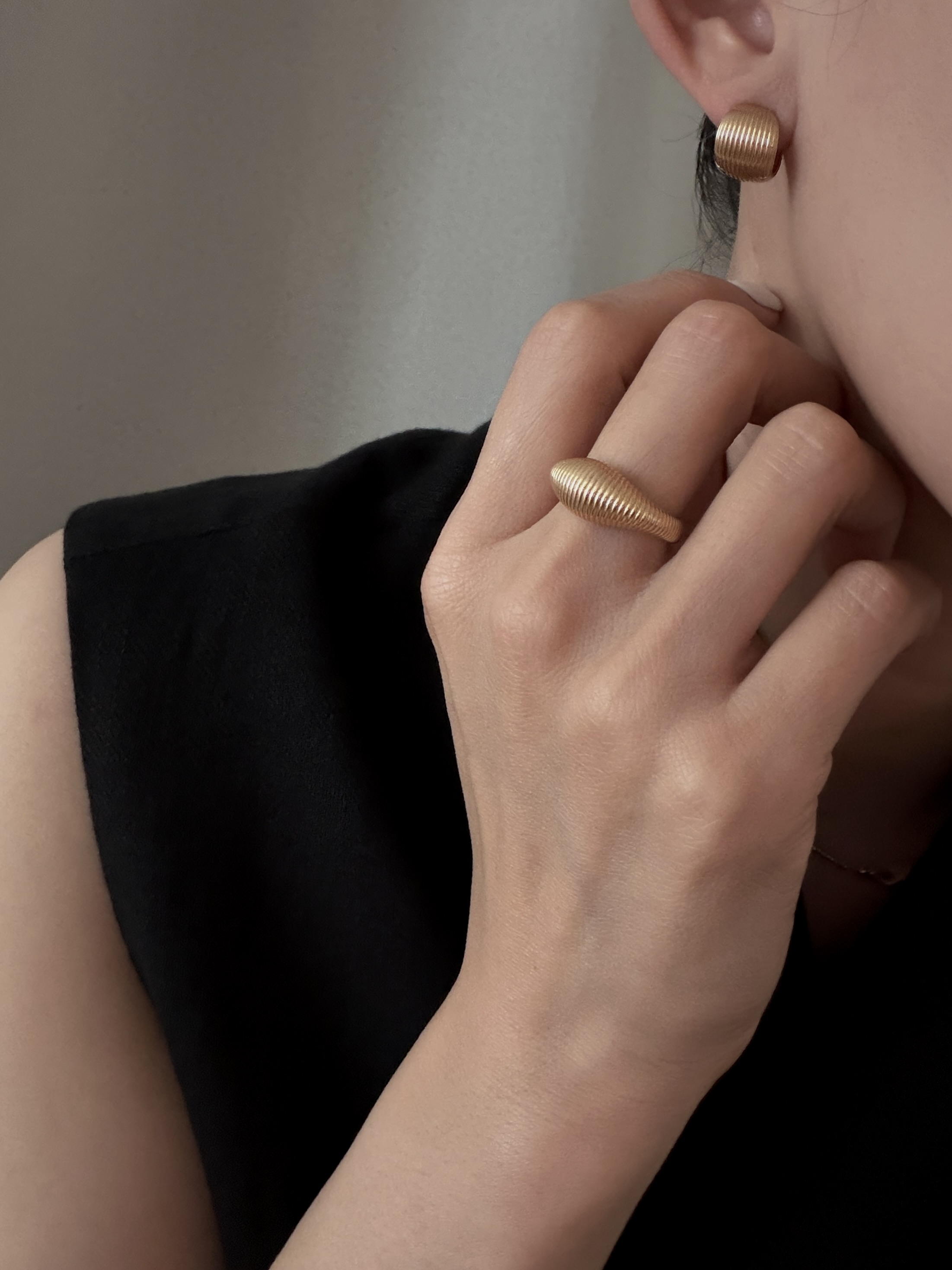 REEDED LINE COIL EARRING