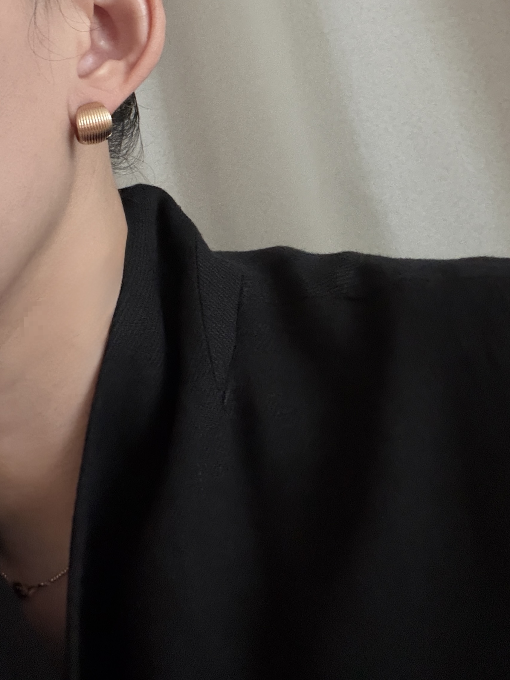 REEDED LINE COIL EARRING