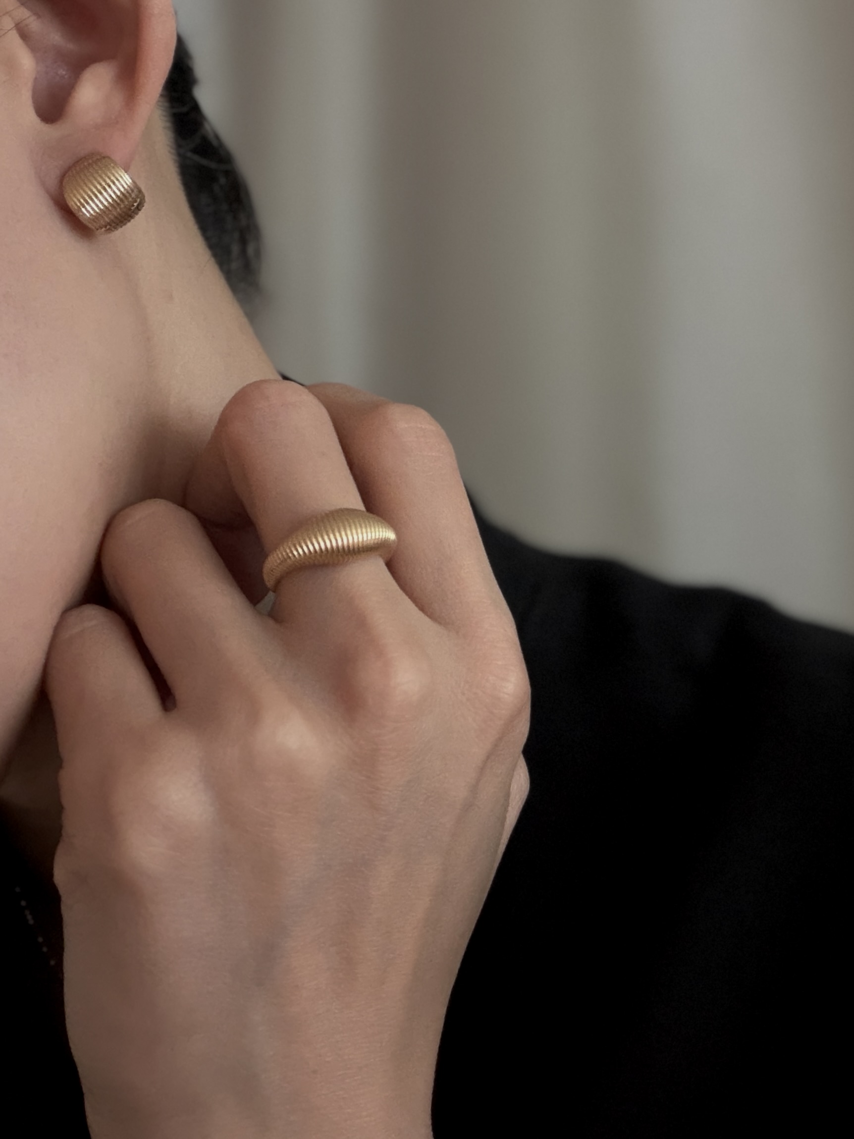 REEDED LINE COIL EARRING