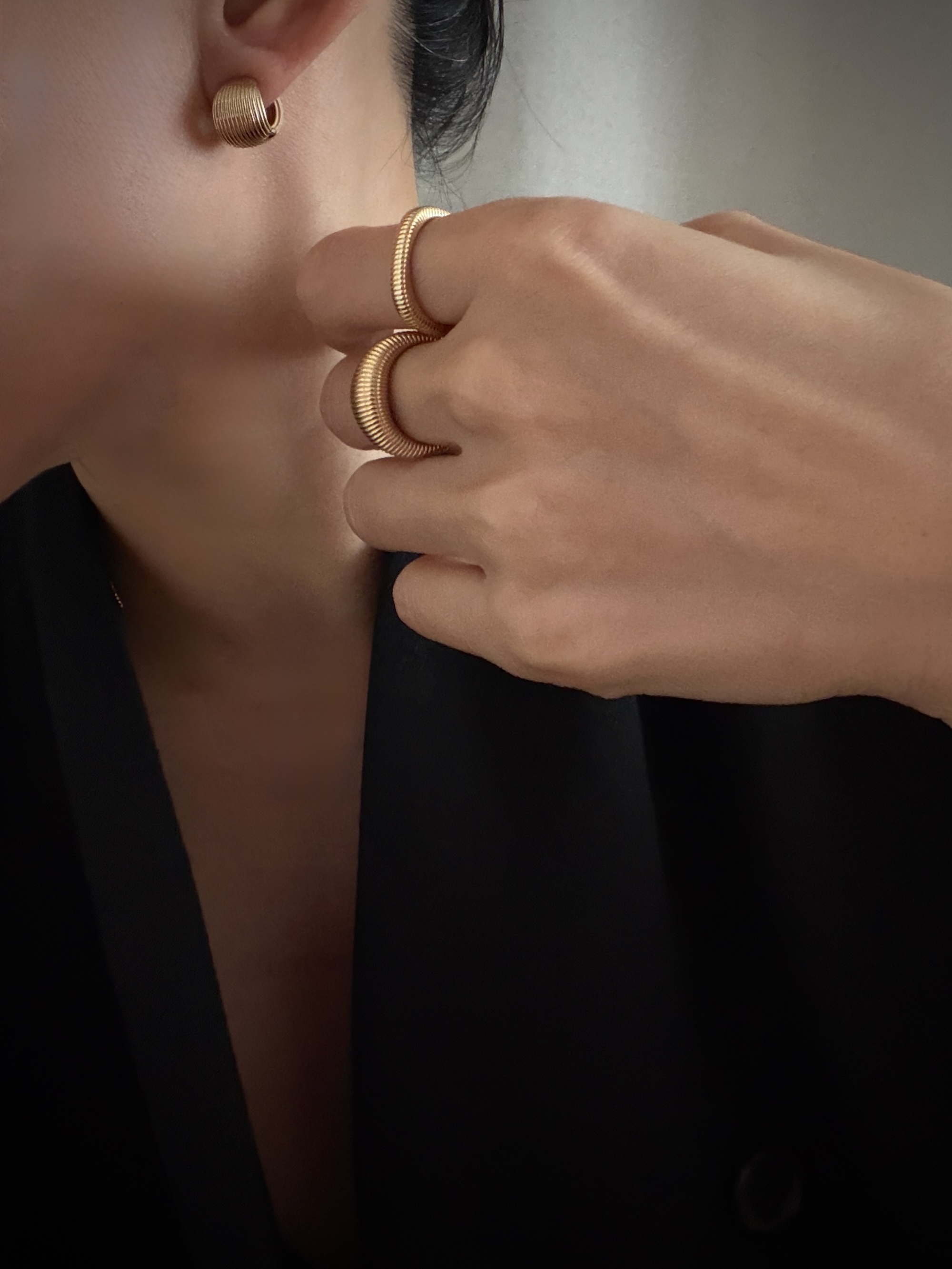 REEDED LINE COIL EARRING