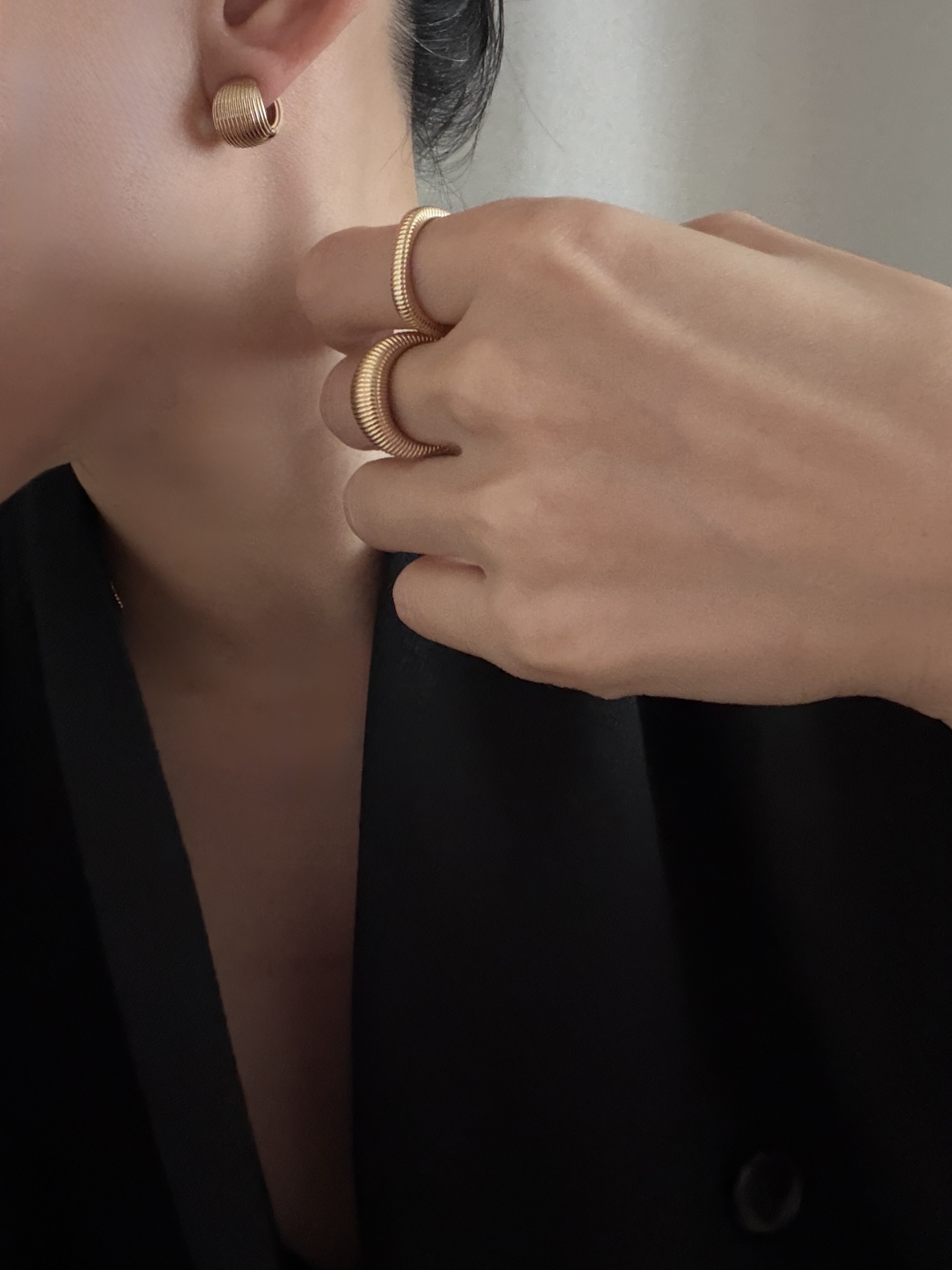 REEDED LINE COIL EARRING