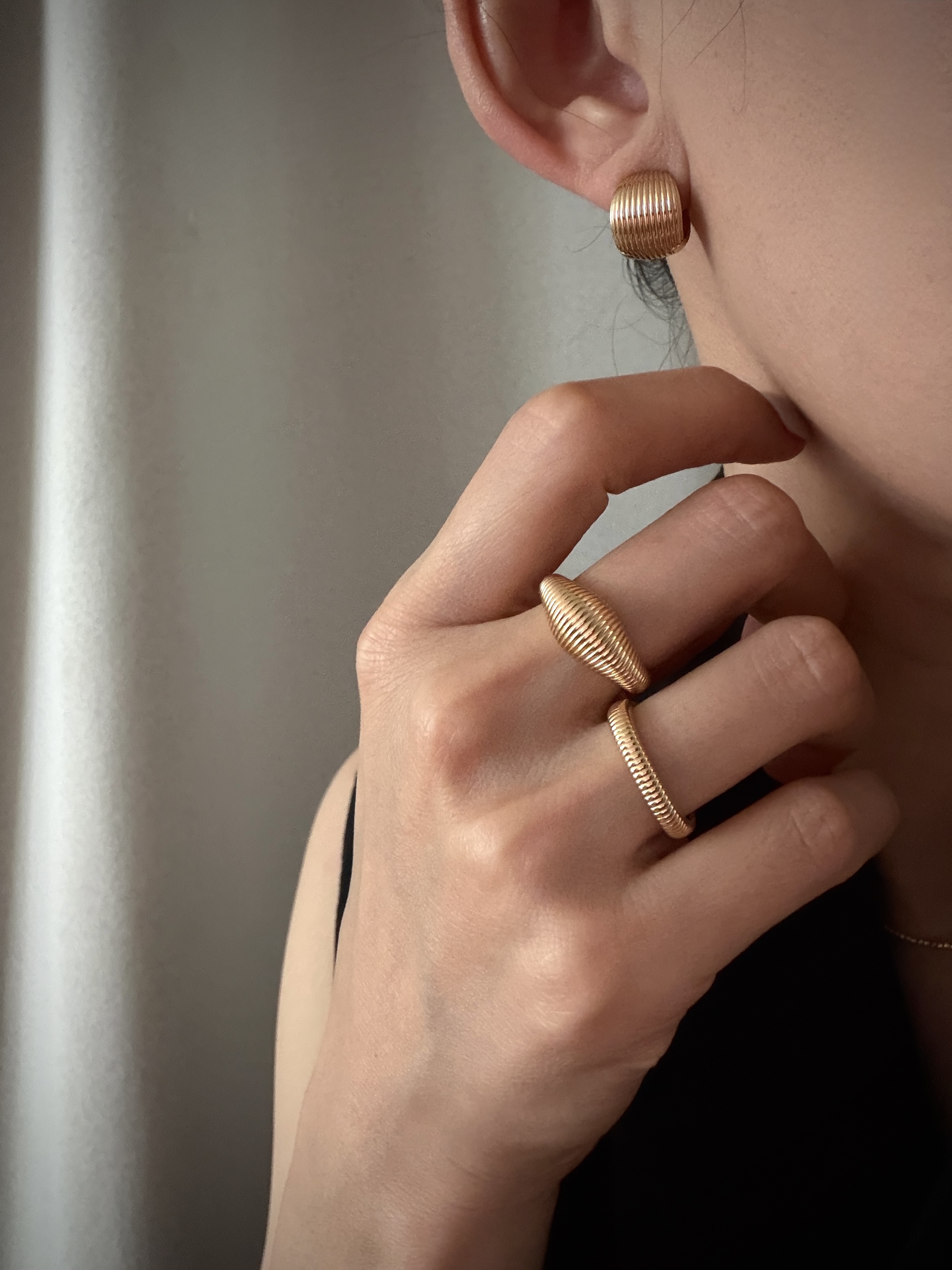 REEDED LINE COIL EARRING