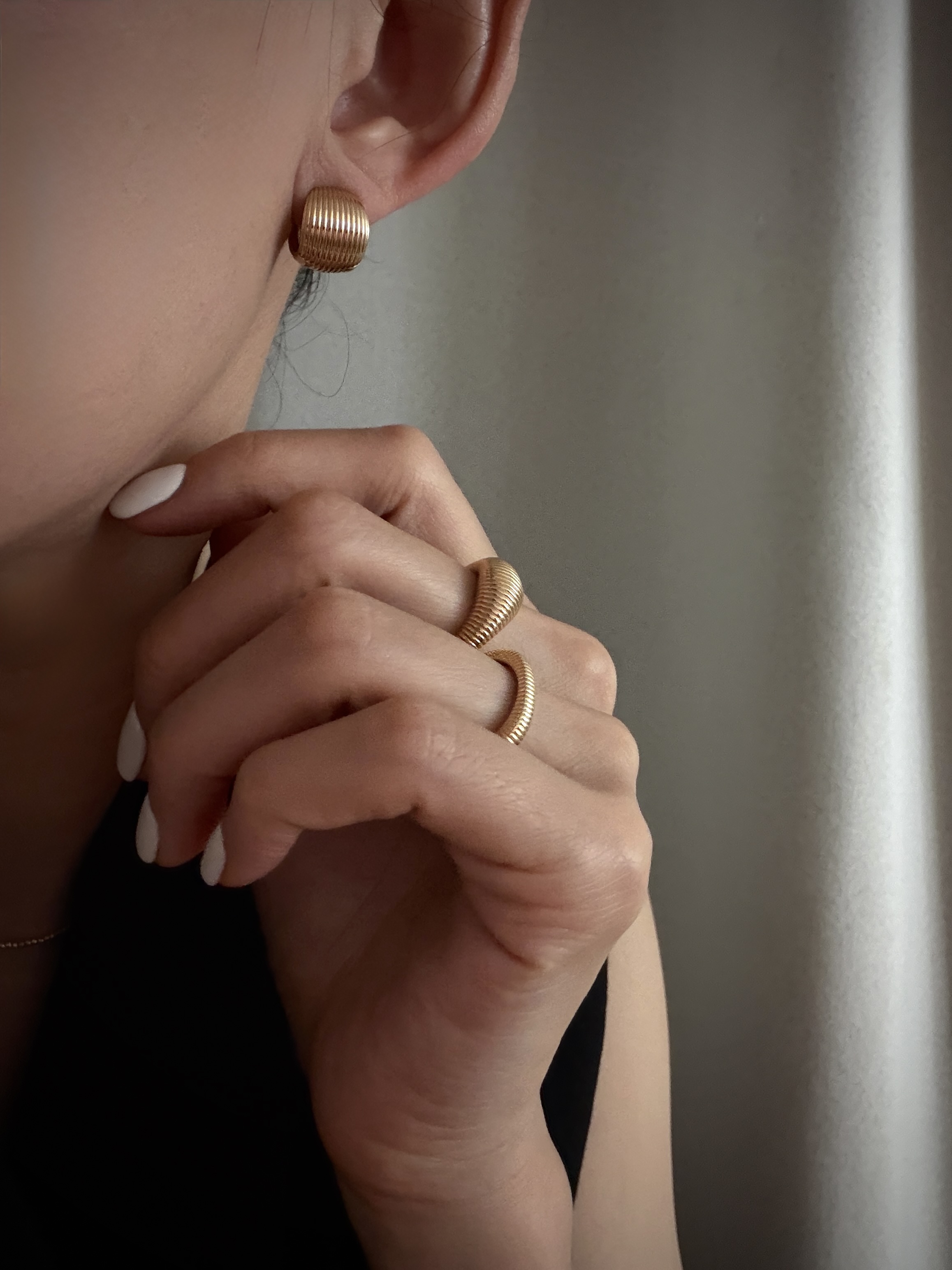 REEDED LINE COIL EARRING