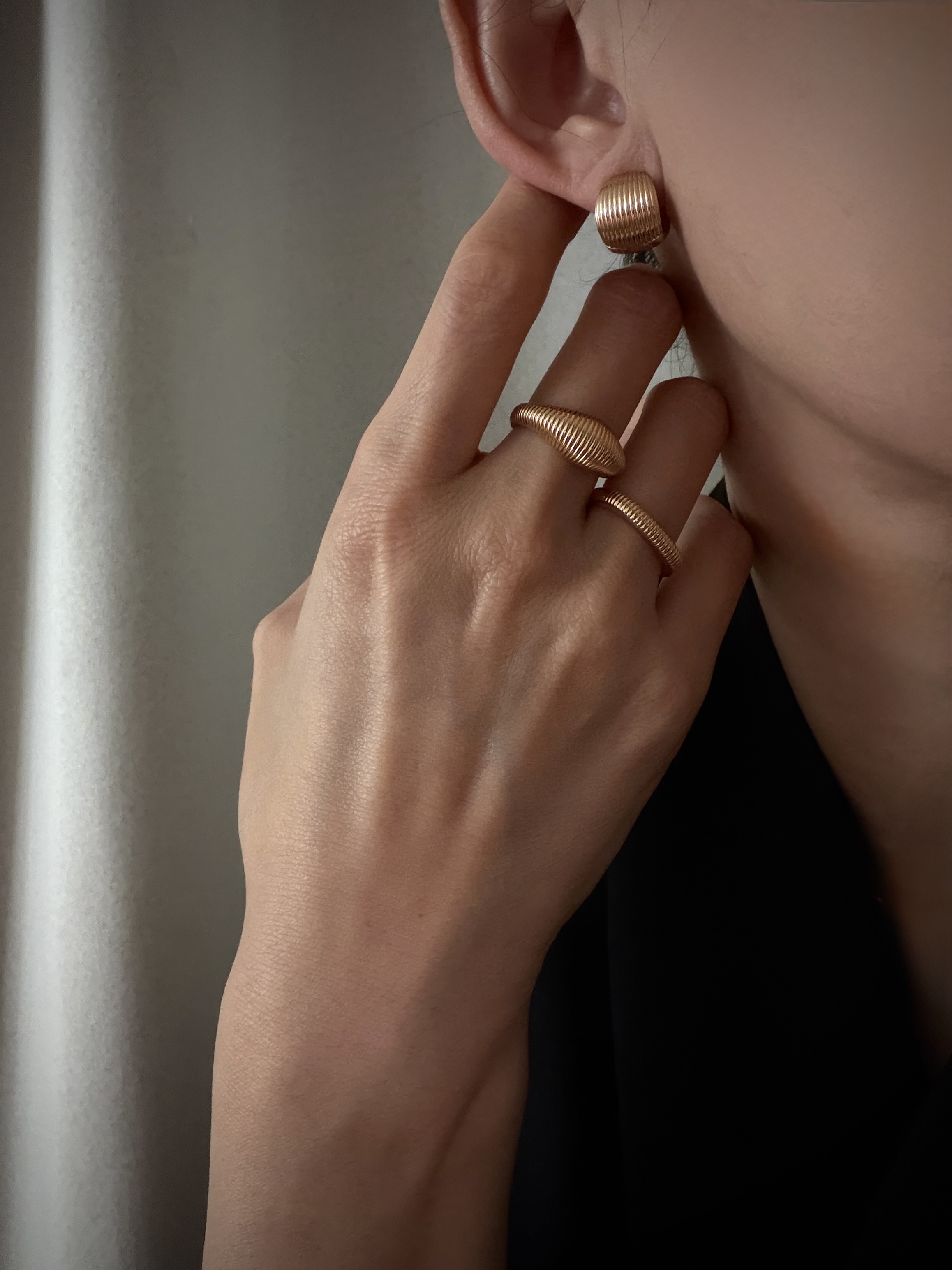 REEDED LINE COIL EARRING