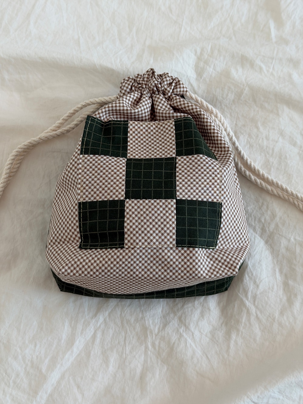 [공식몰 한정] Piece by piece String pouch Check Green