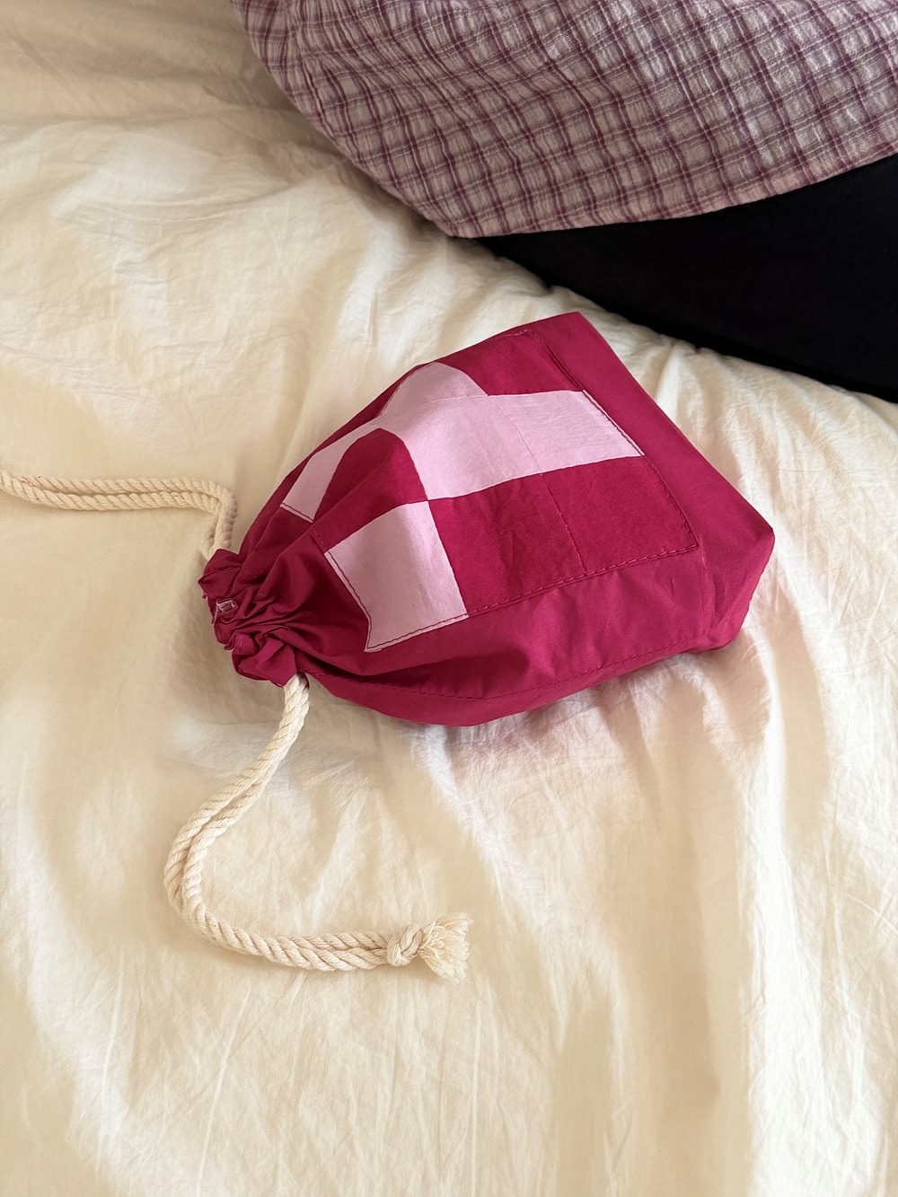 [공식몰 한정] Piece by piece String pouch Pink