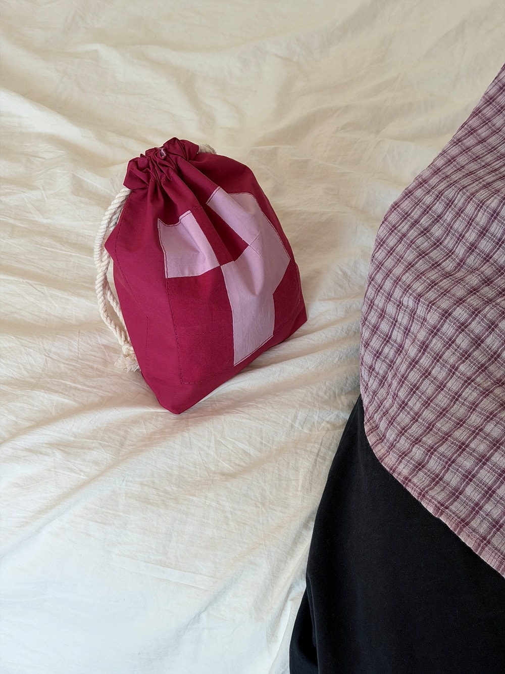 [공식몰 한정] Piece by piece String pouch Pink