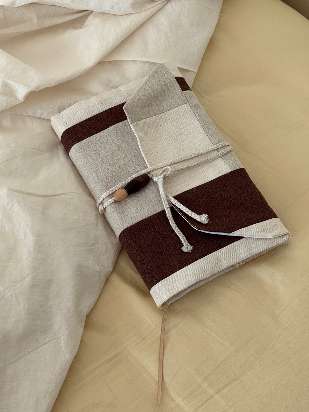 [공식몰 한정] Piece by piece Book cover Brown