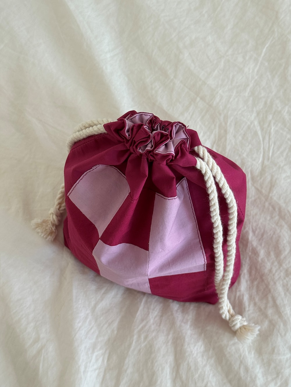 [공식몰 한정] Piece by piece String pouch Pink