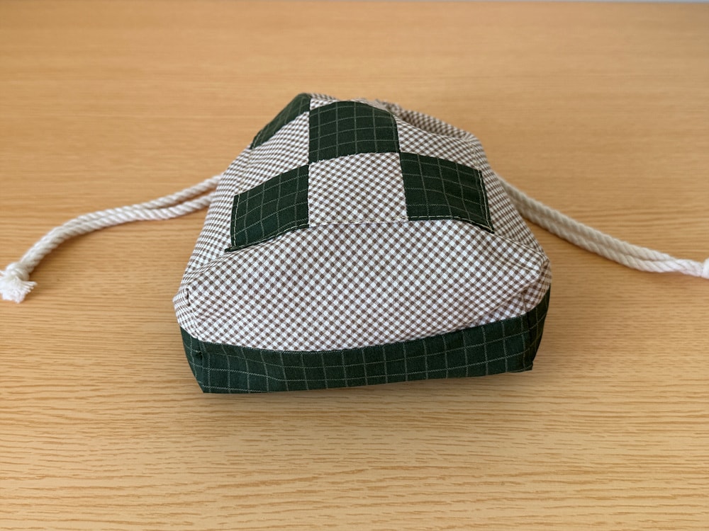 [공식몰 한정] Piece by piece String pouch Check Green
