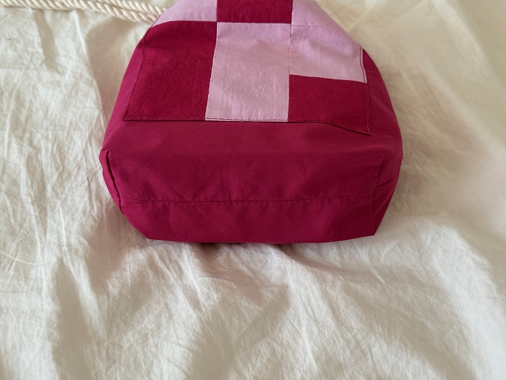 [공식몰 한정] Piece by piece String pouch Pink