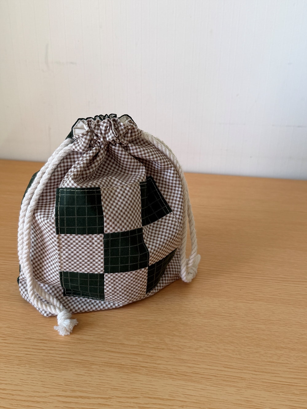 [공식몰 한정] Piece by piece String pouch Check Green