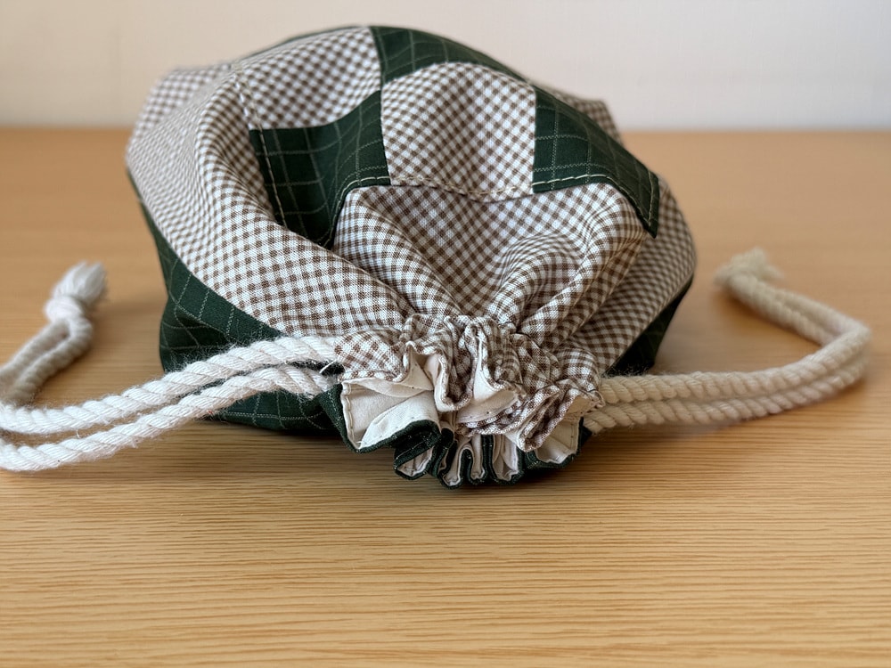 [공식몰 한정] Piece by piece String pouch Check Green