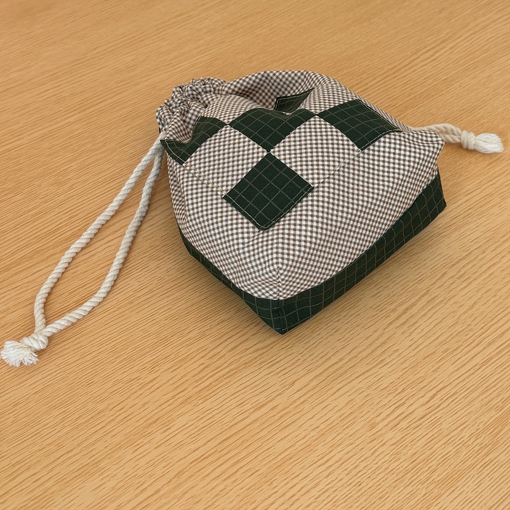 [공식몰 한정] Piece by piece String pouch Check Green
