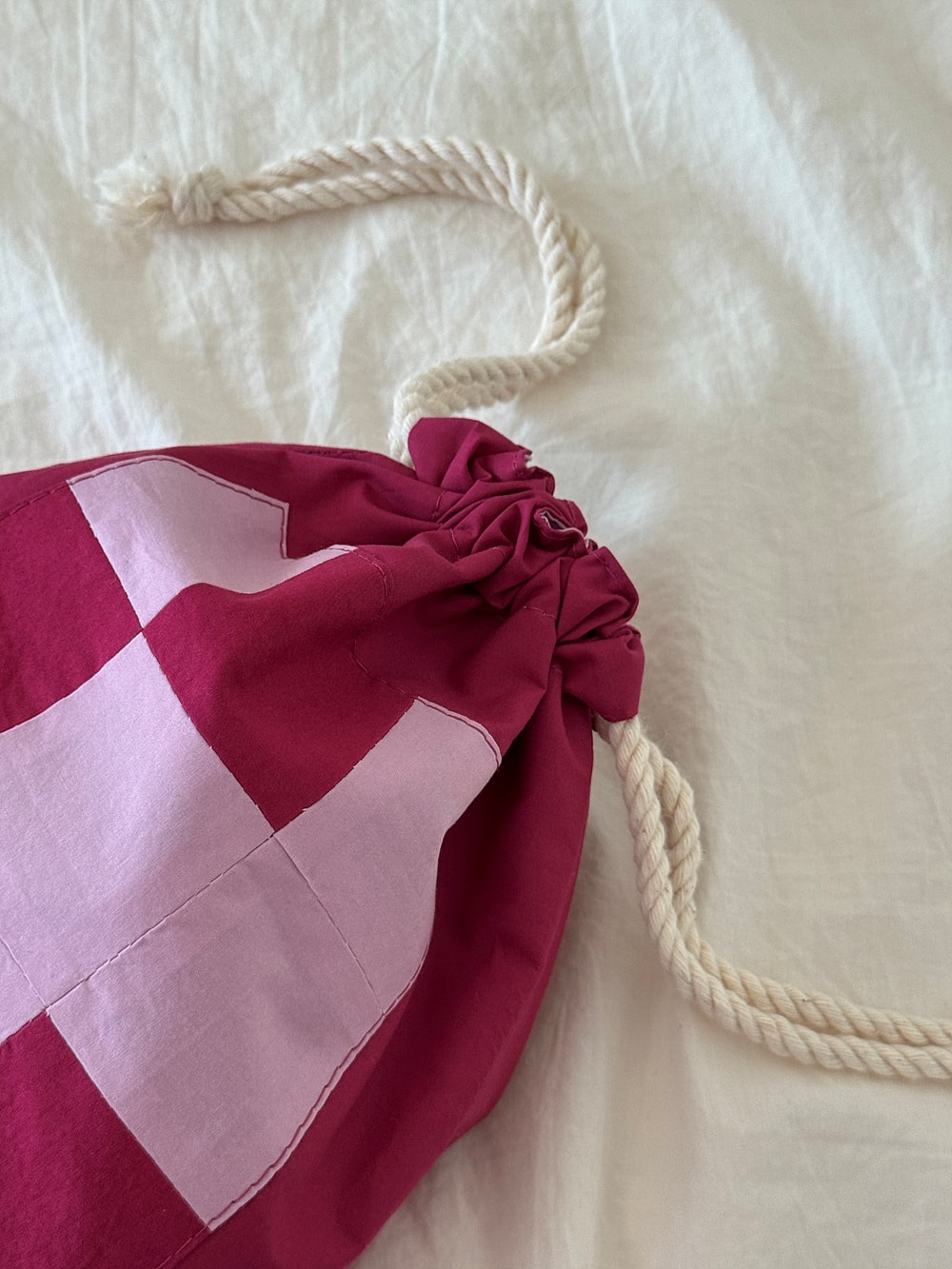 [공식몰 한정] Piece by piece String pouch Pink