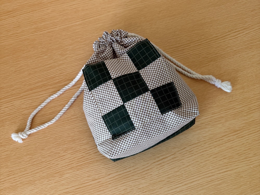 [공식몰 한정] Piece by piece String pouch Check Green