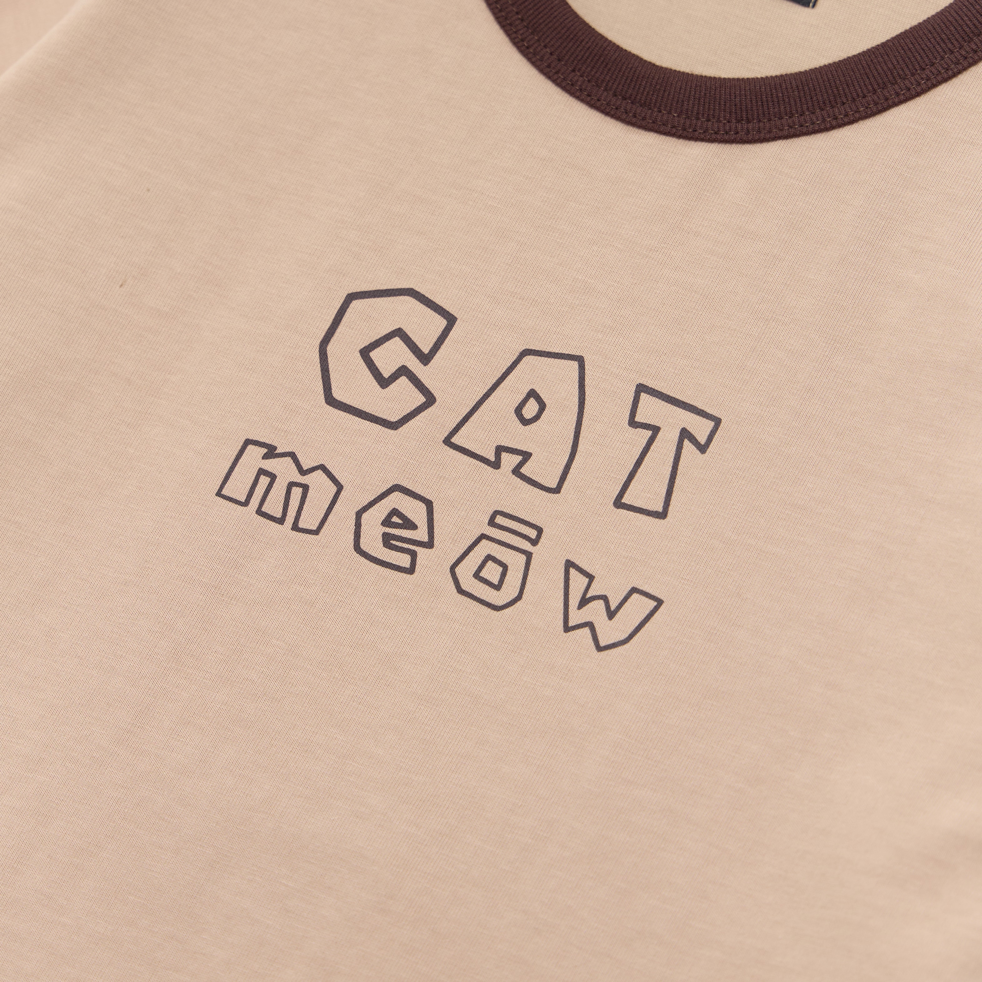 CHECK KITTY APPLIQUE RINGER TEE — BEIGE