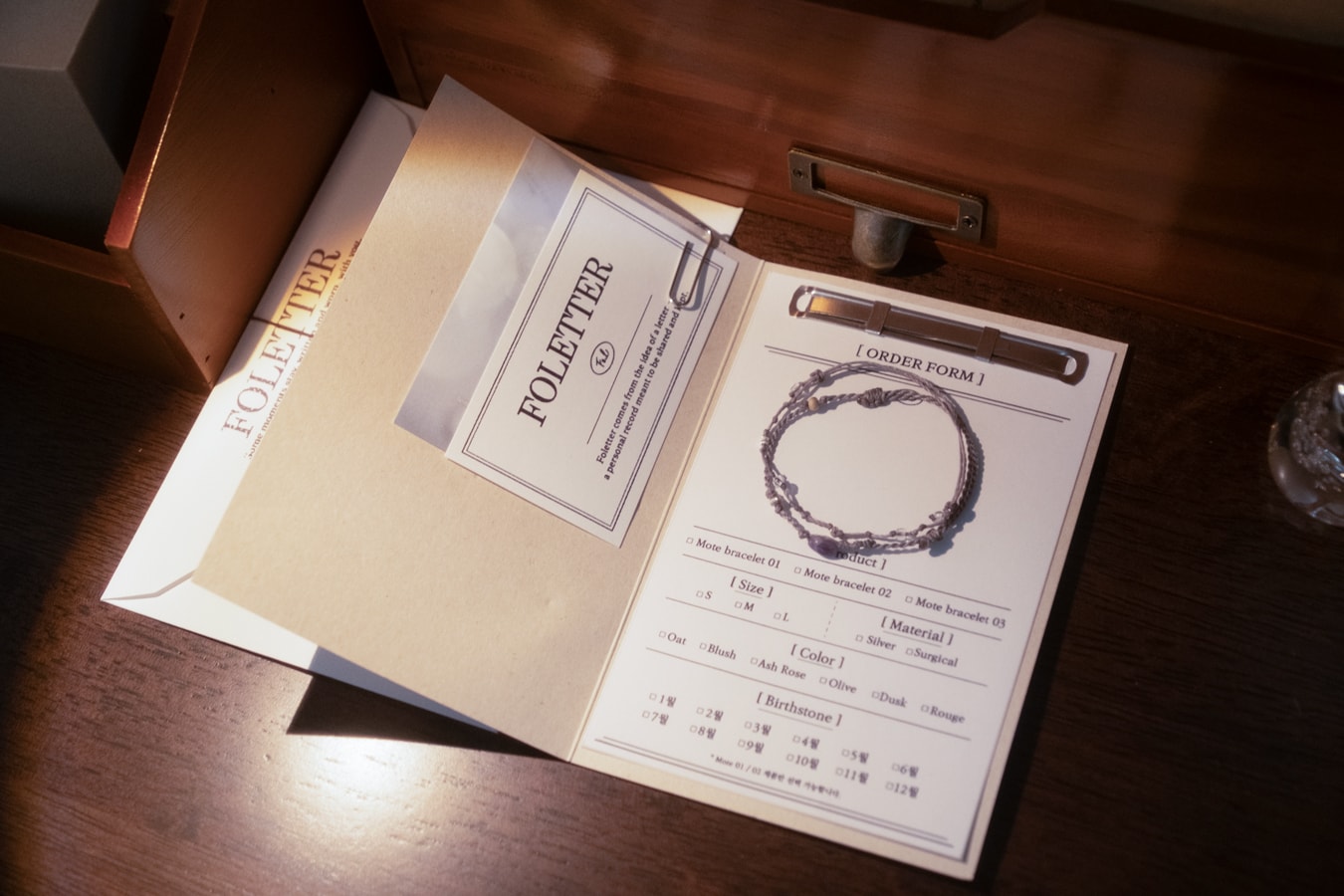 Mote bracelet