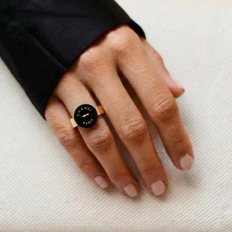 CHANEL button no.26 only one
