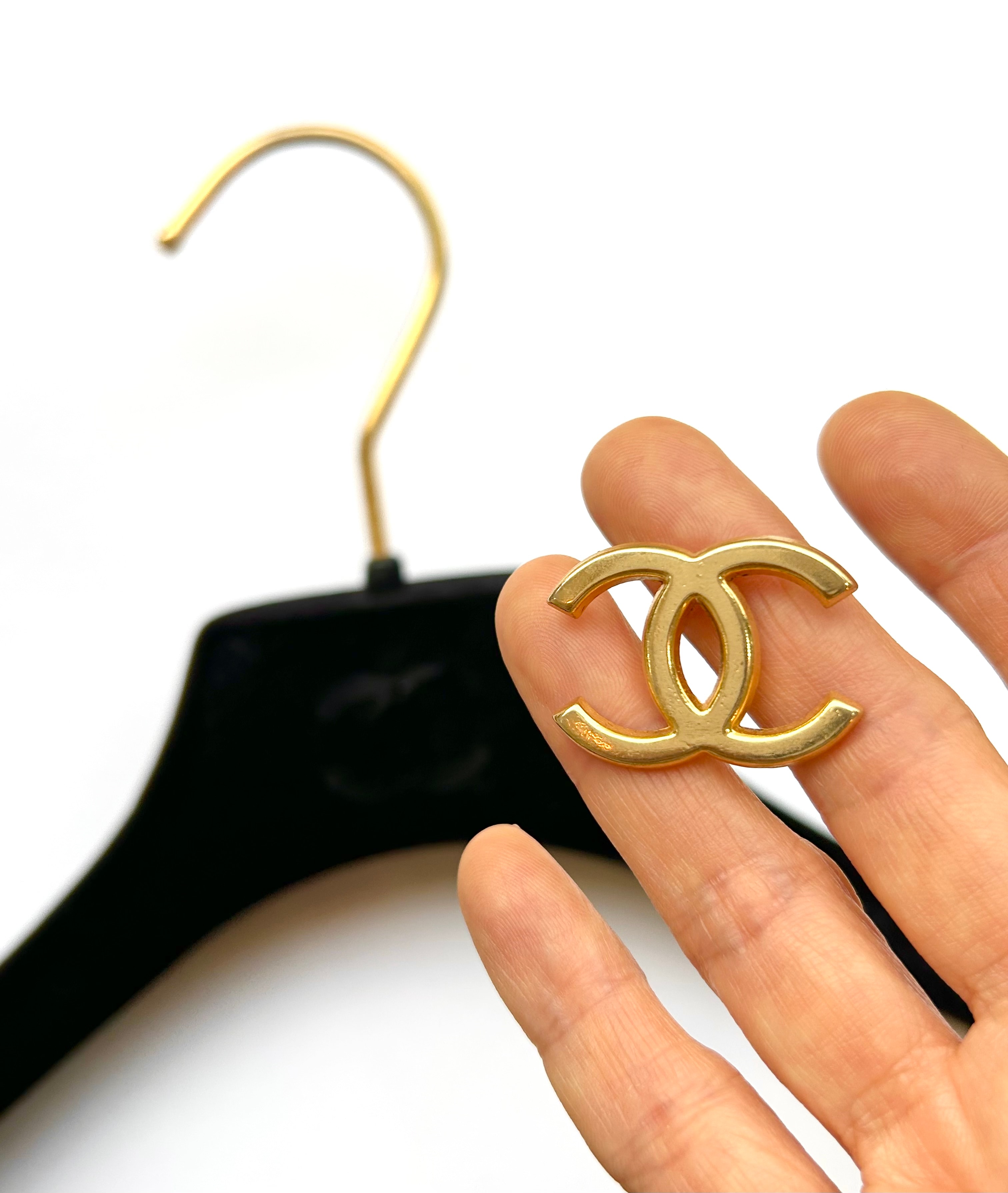 CHANEL hanger CC brooch