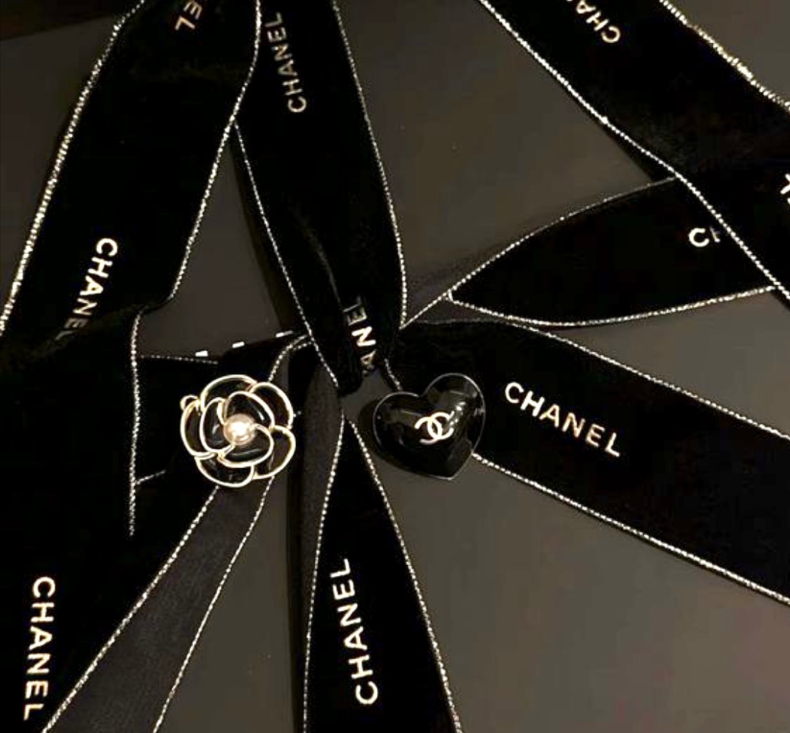 CHANEL holiday heart CC charm hair clip