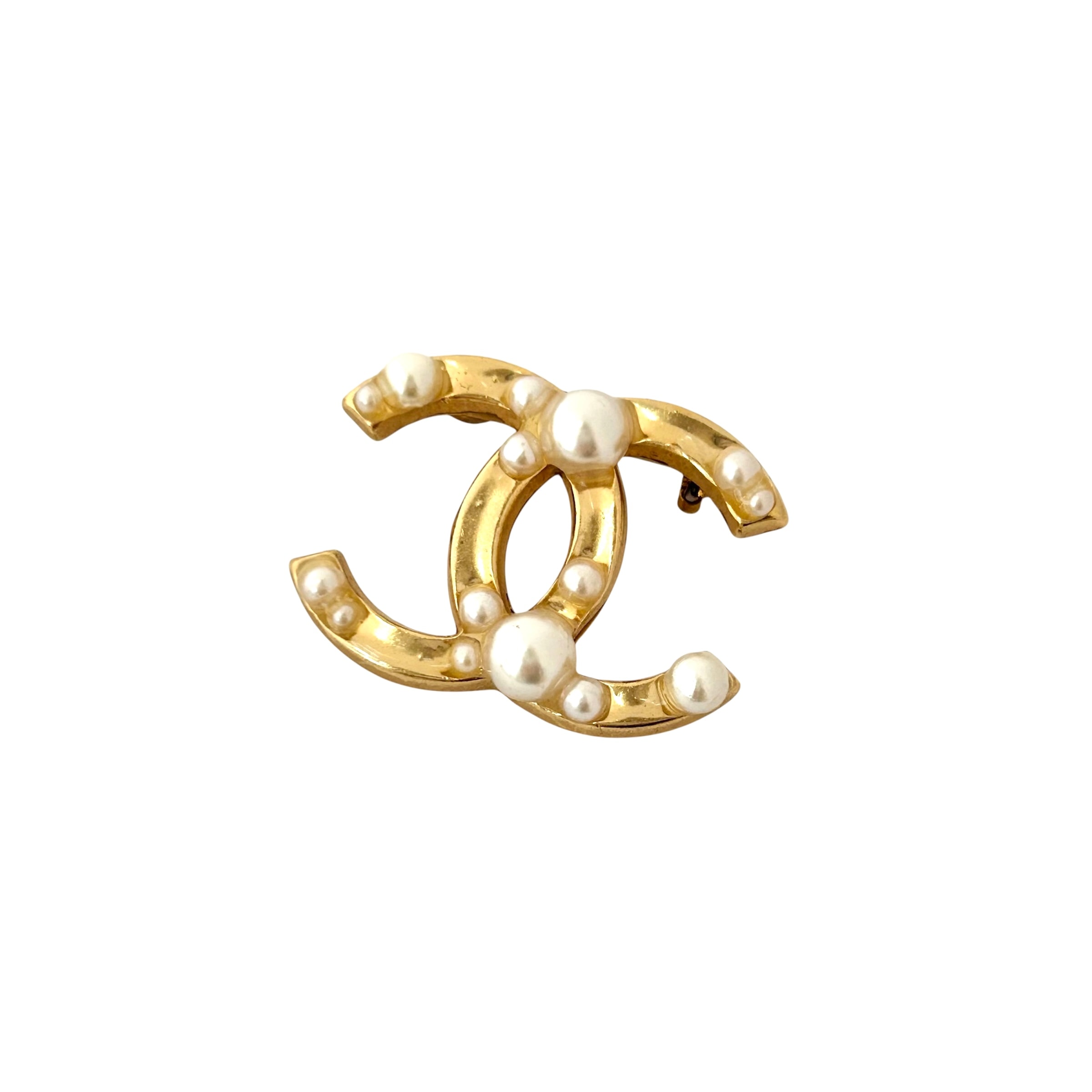 CHANEL pearl blend CC brooch