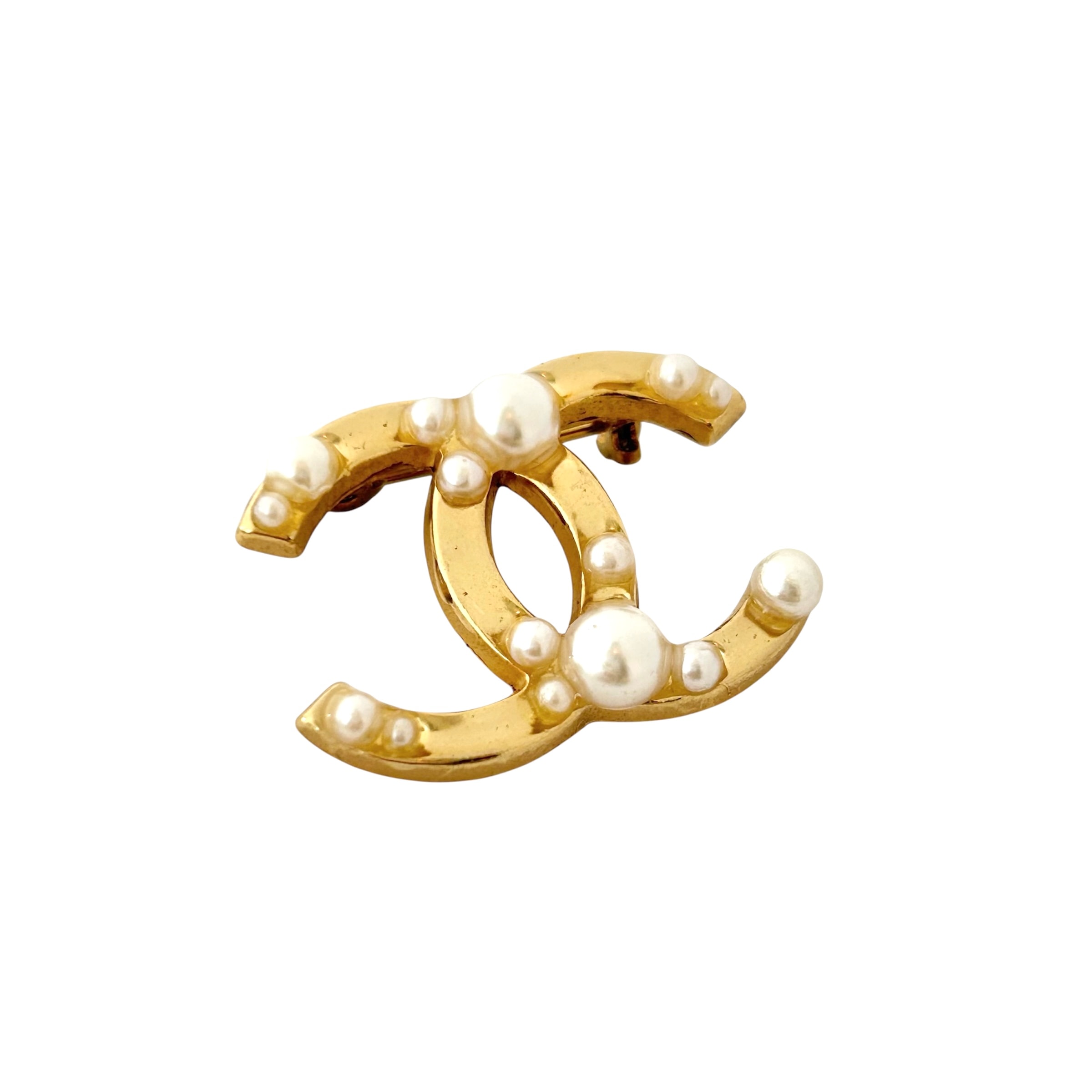 CHANEL pearl blend CC brooch