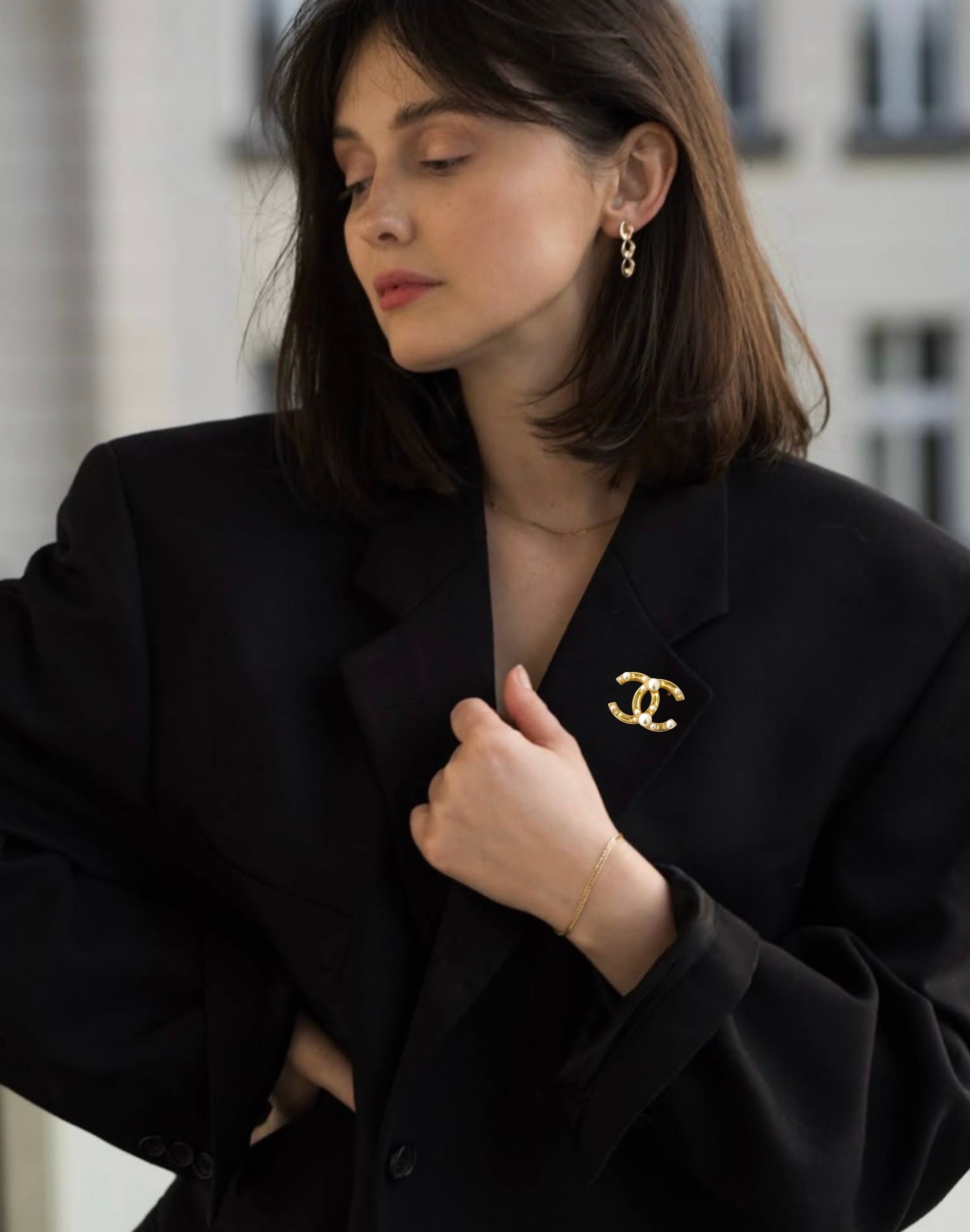 CHANEL pearl blend CC brooch