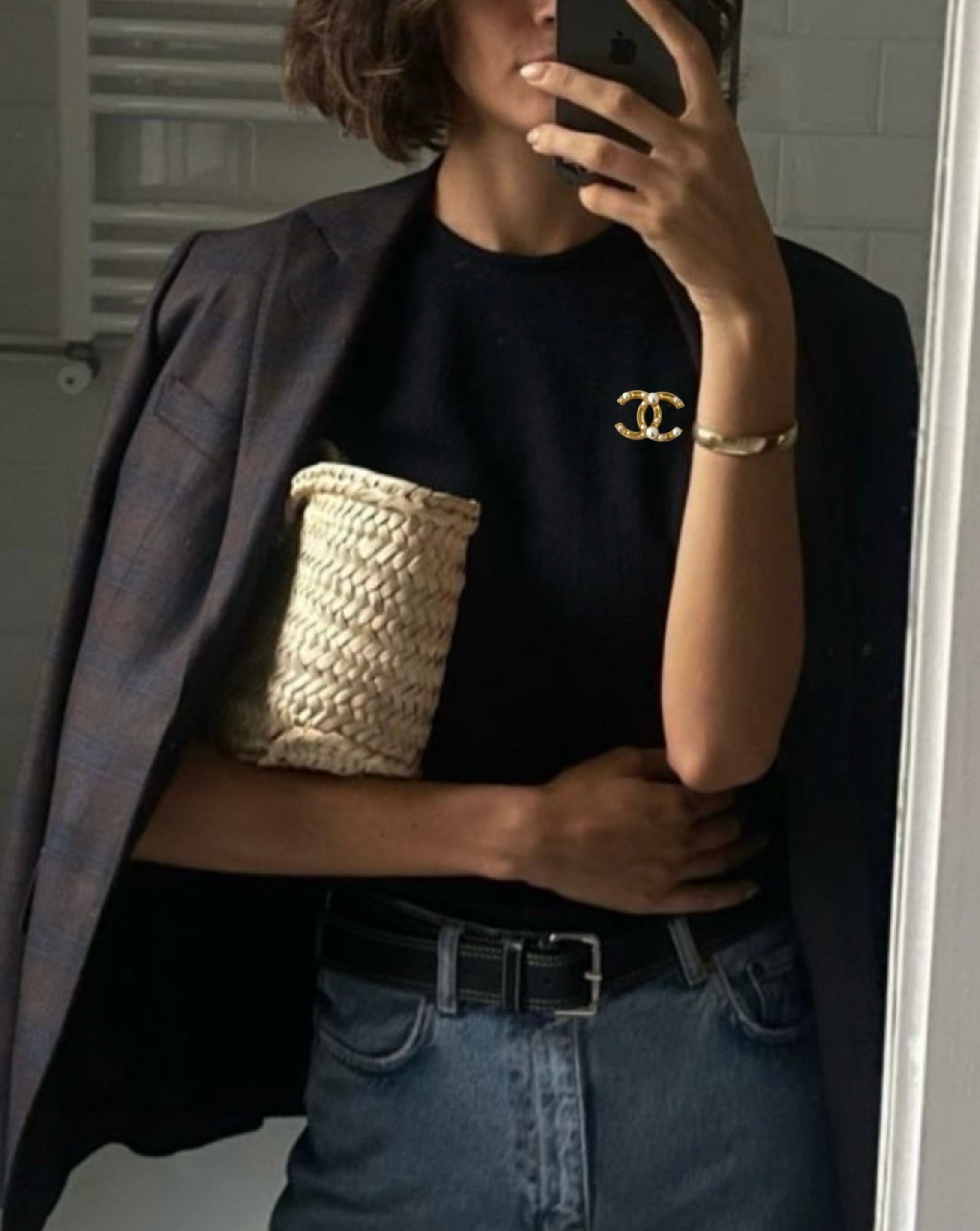 CHANEL pearl blend CC brooch