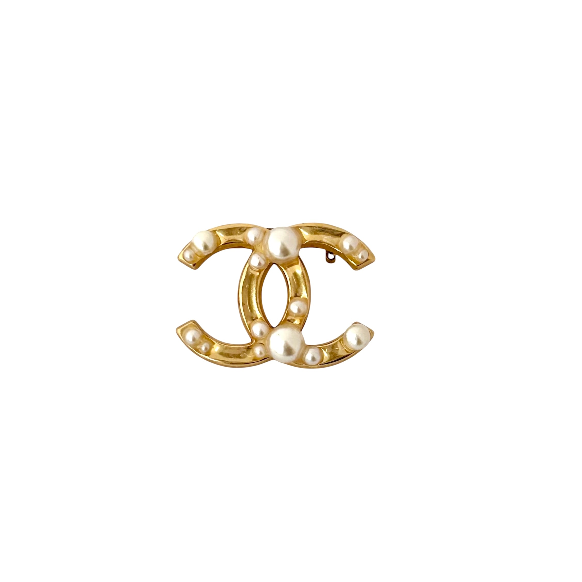 CHANEL pearl blend CC brooch