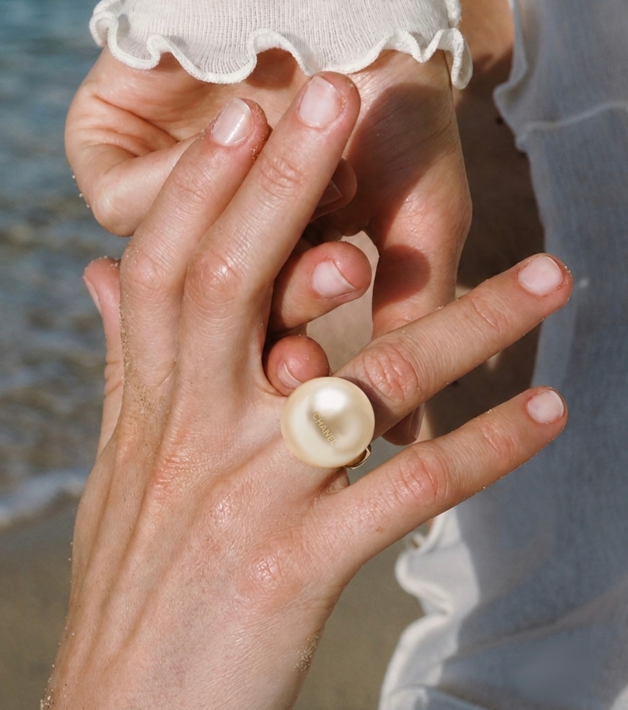 CHANEL button no.81